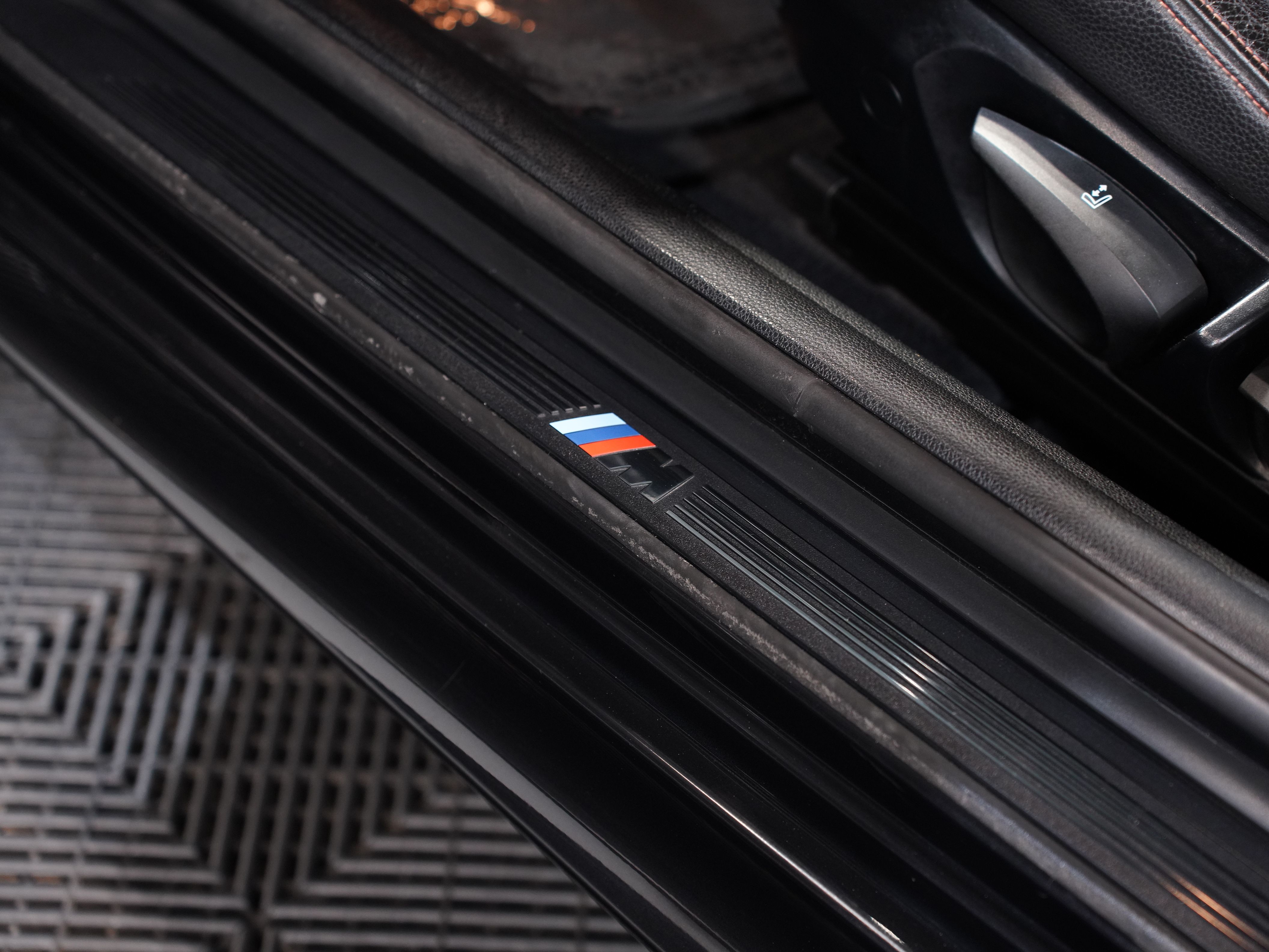 BLACK, 2011 BMW 1 SERIES Image 34