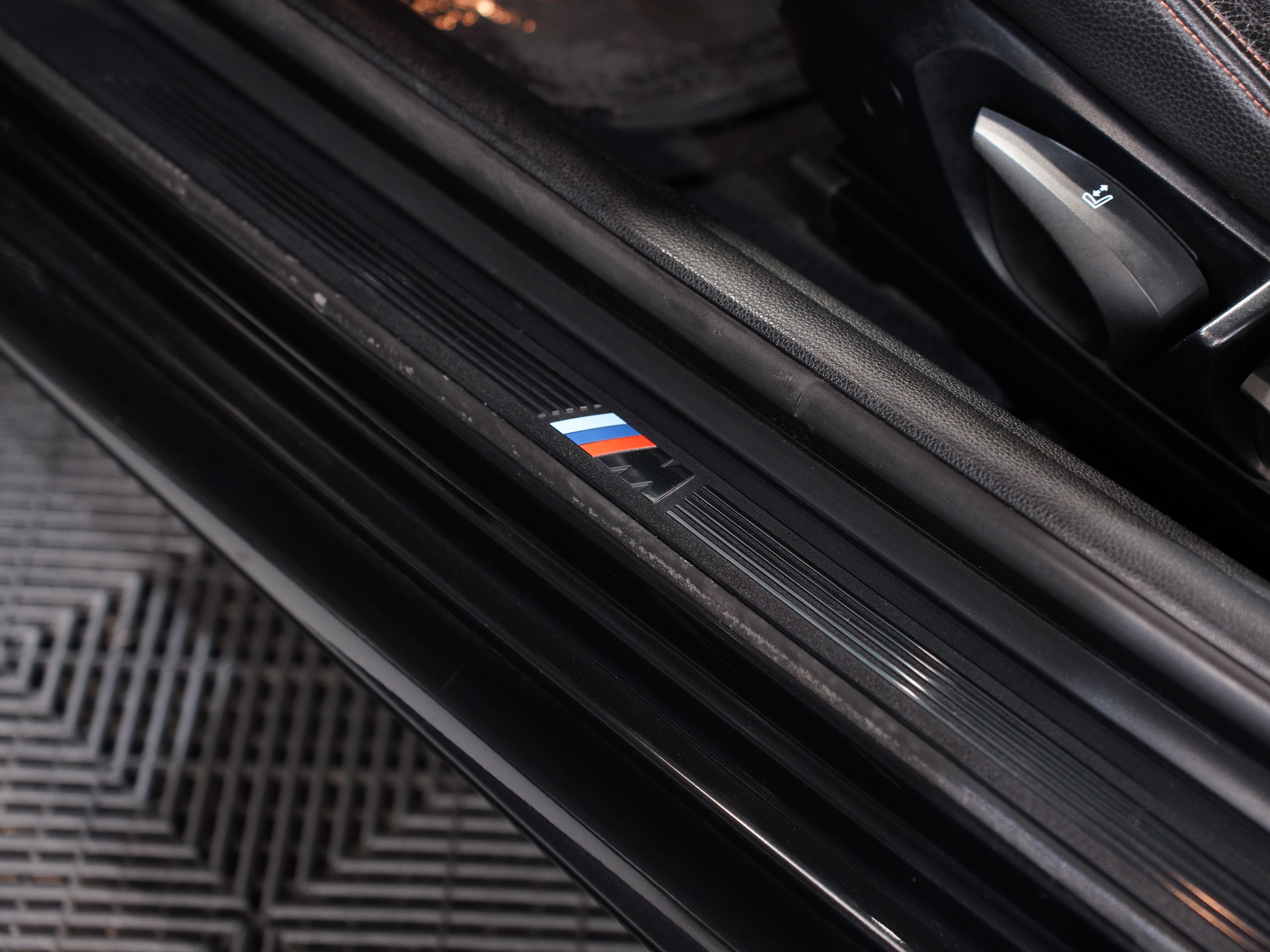 BLACK, 2011 BMW 1M Image 34