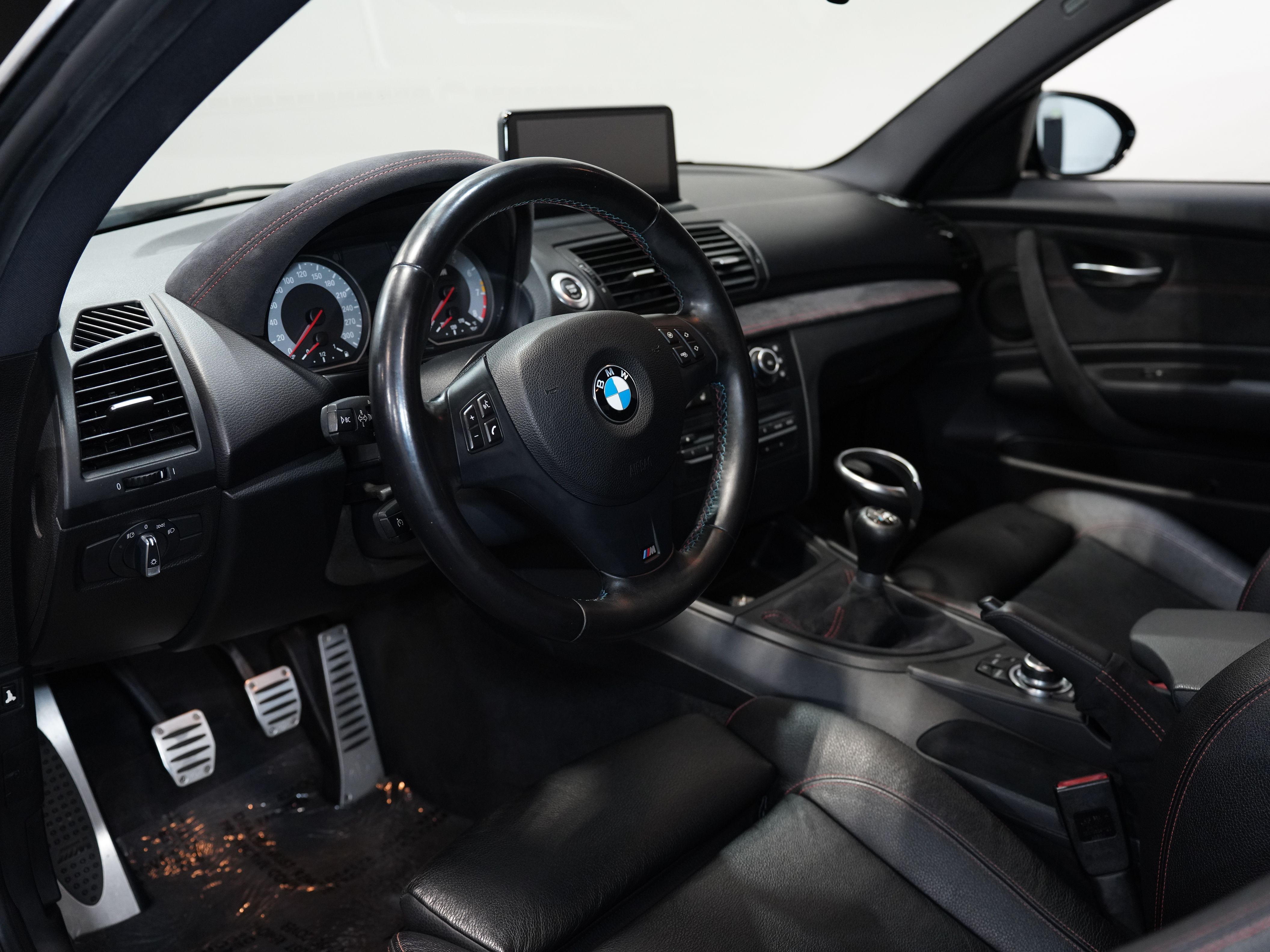 BLACK, 2011 BMW 1 SERIES Image 38