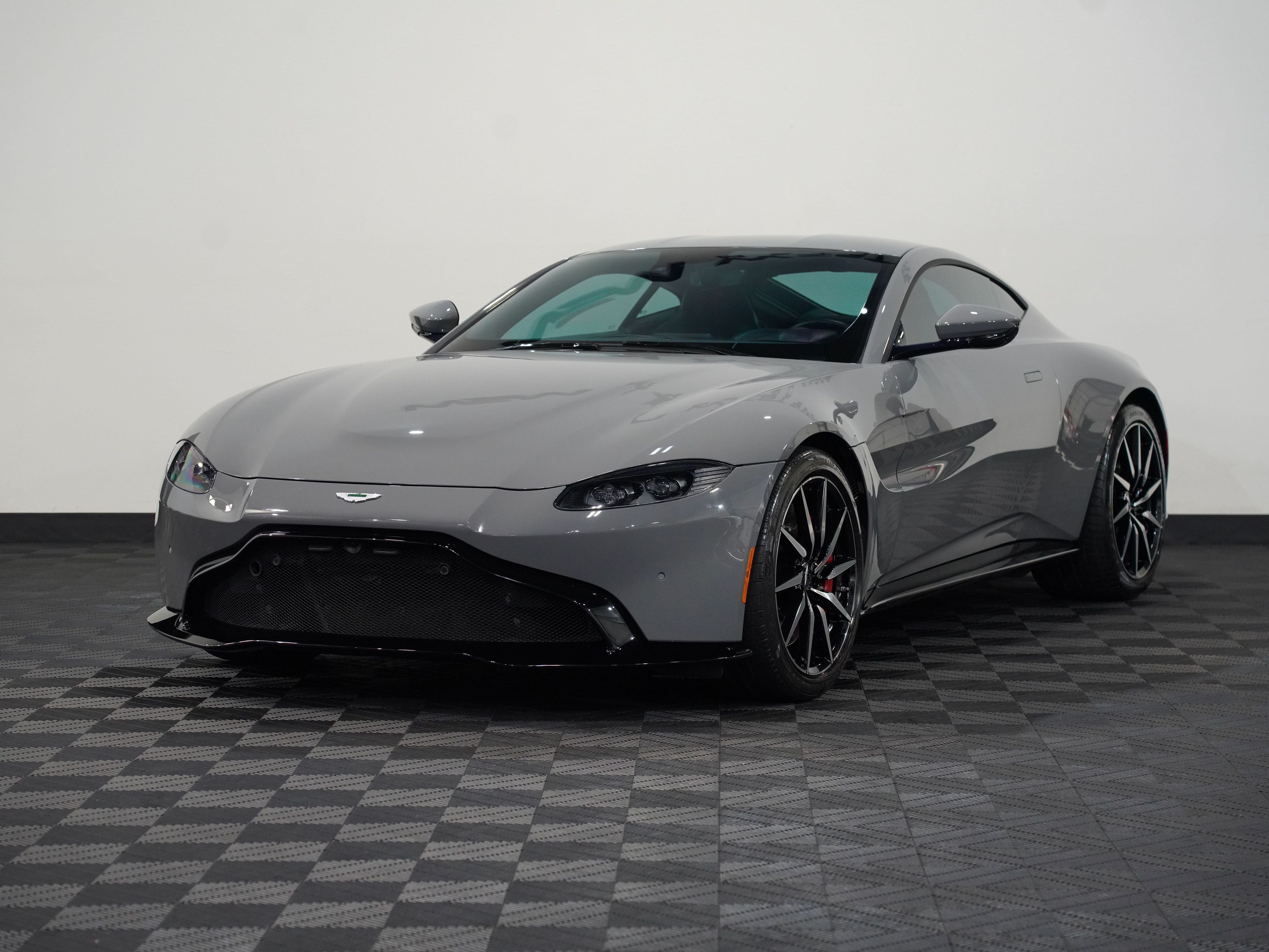 CHINA GREY, 2019 ASTON MARTIN VANTAGE Image 3