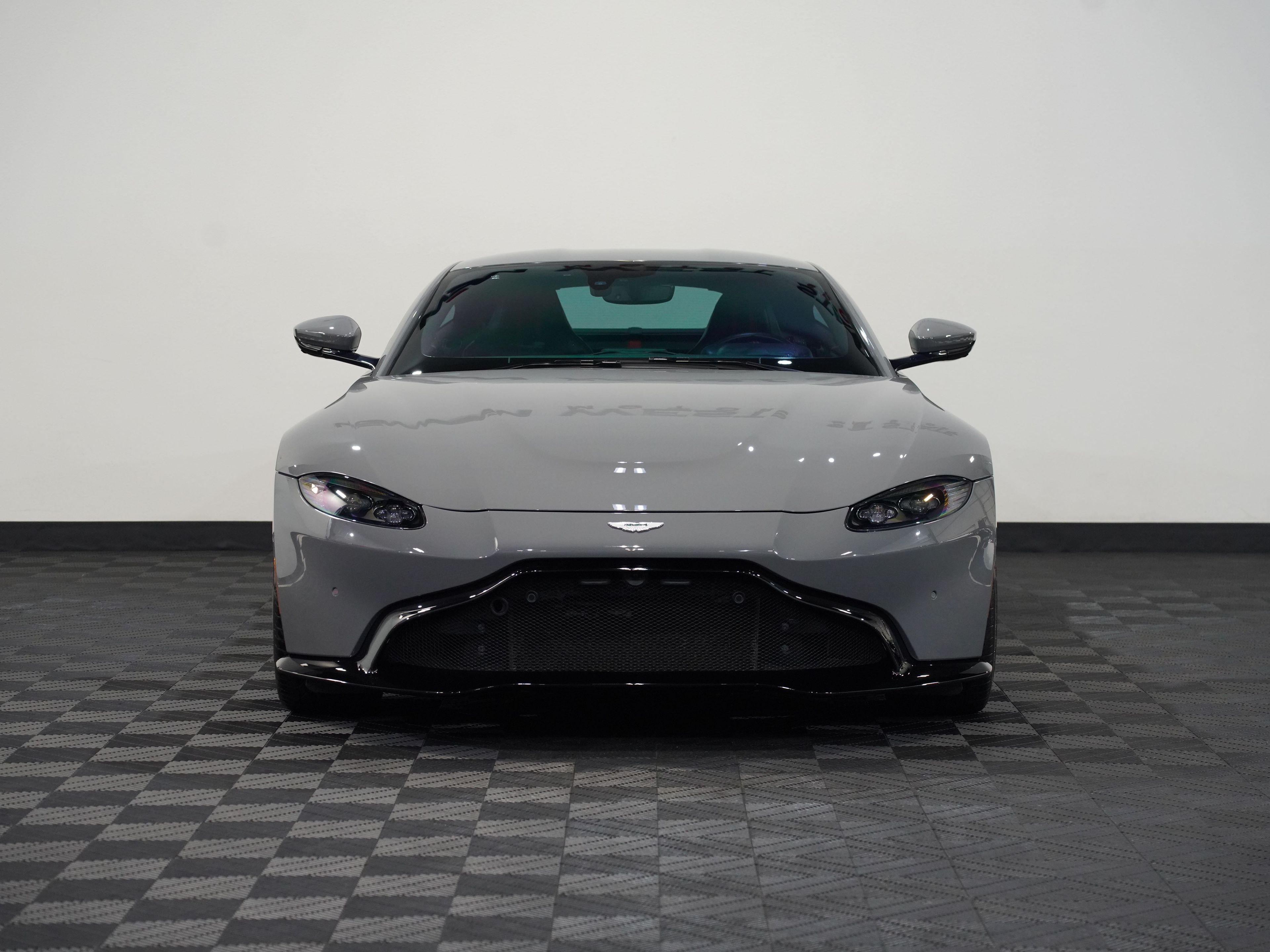 CHINA GREY, 2019 ASTON MARTIN VANTAGE Image 4