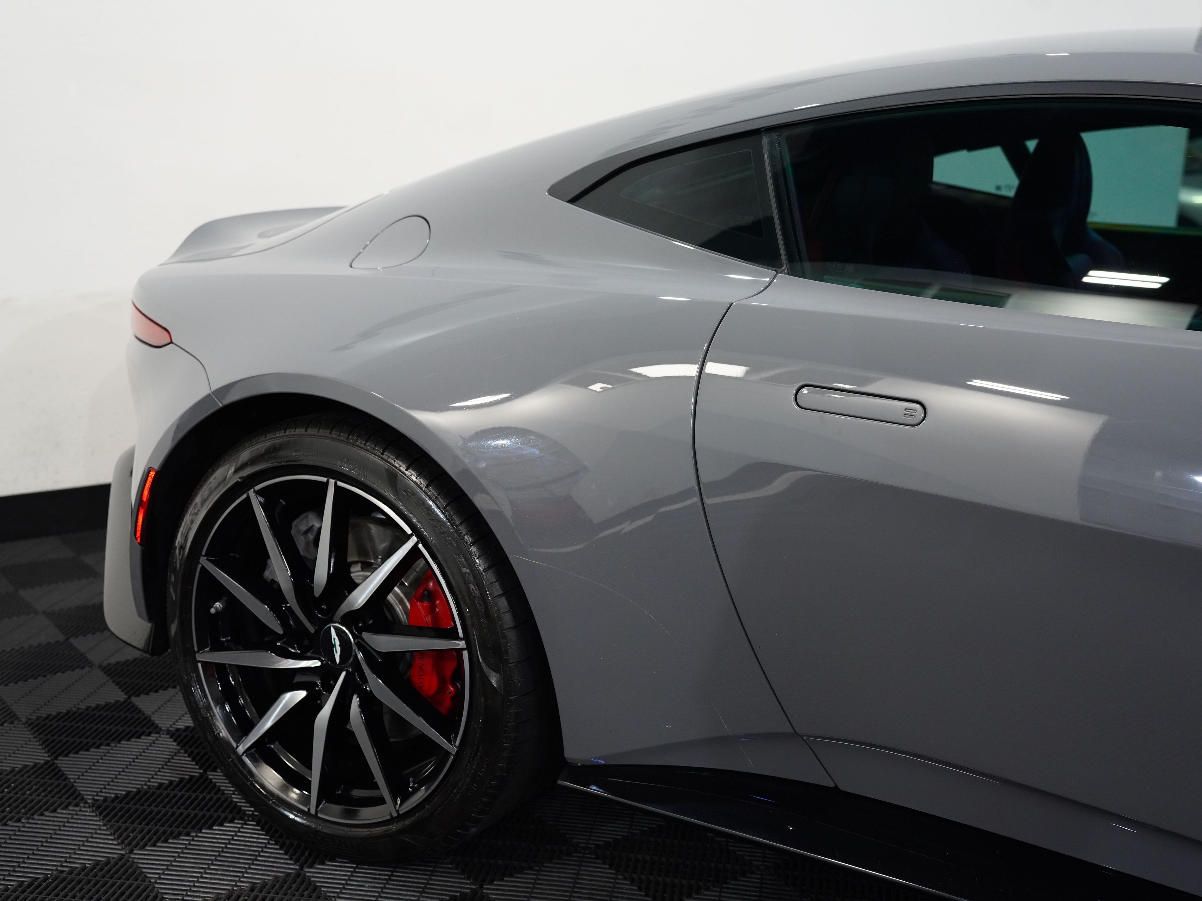 CHINA GREY, 2019 ASTON MARTIN VANTAGE Image 13