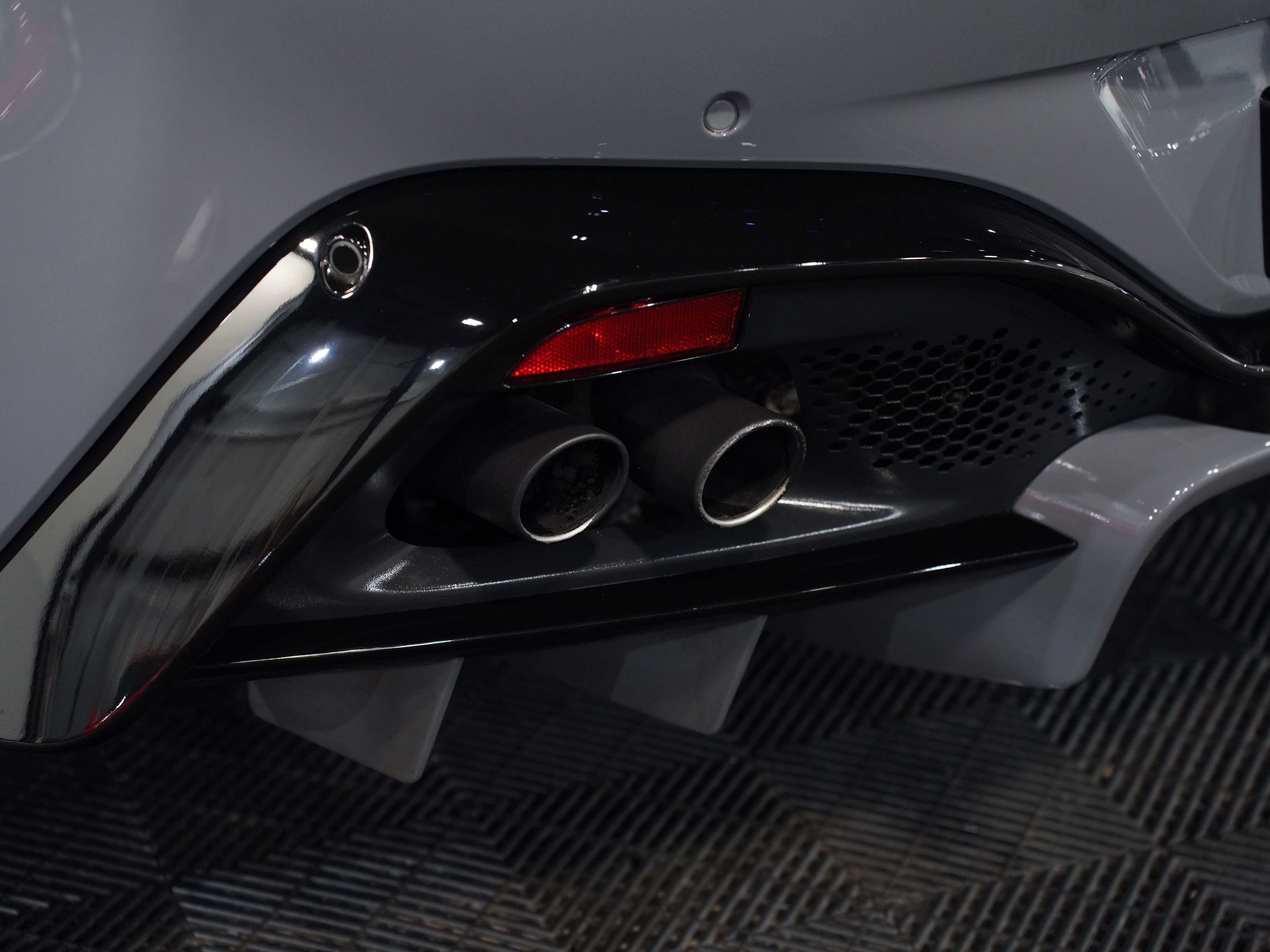 CHINA GREY, 2019 ASTON MARTIN VANTAGE Image 17