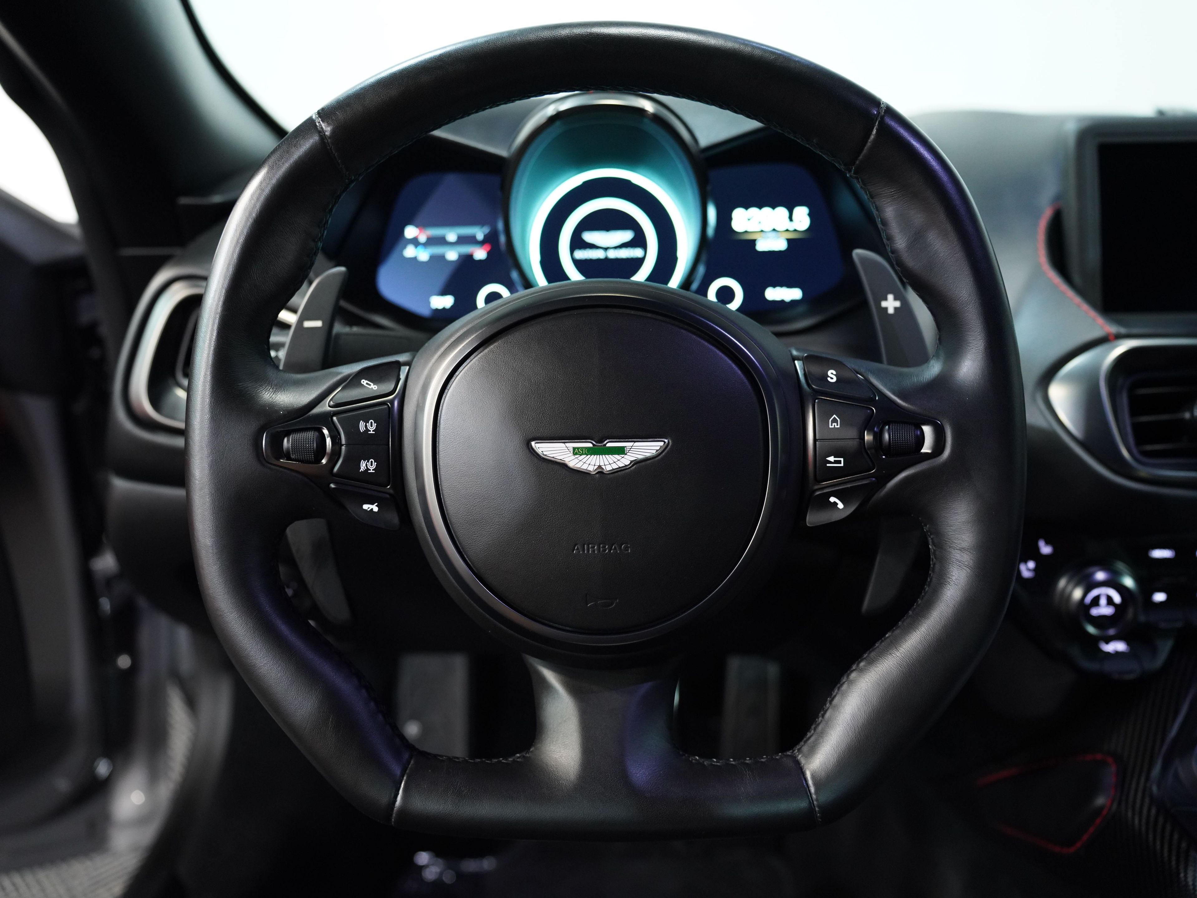 CHINA GREY, 2019 ASTON MARTIN VANTAGE Image 32
