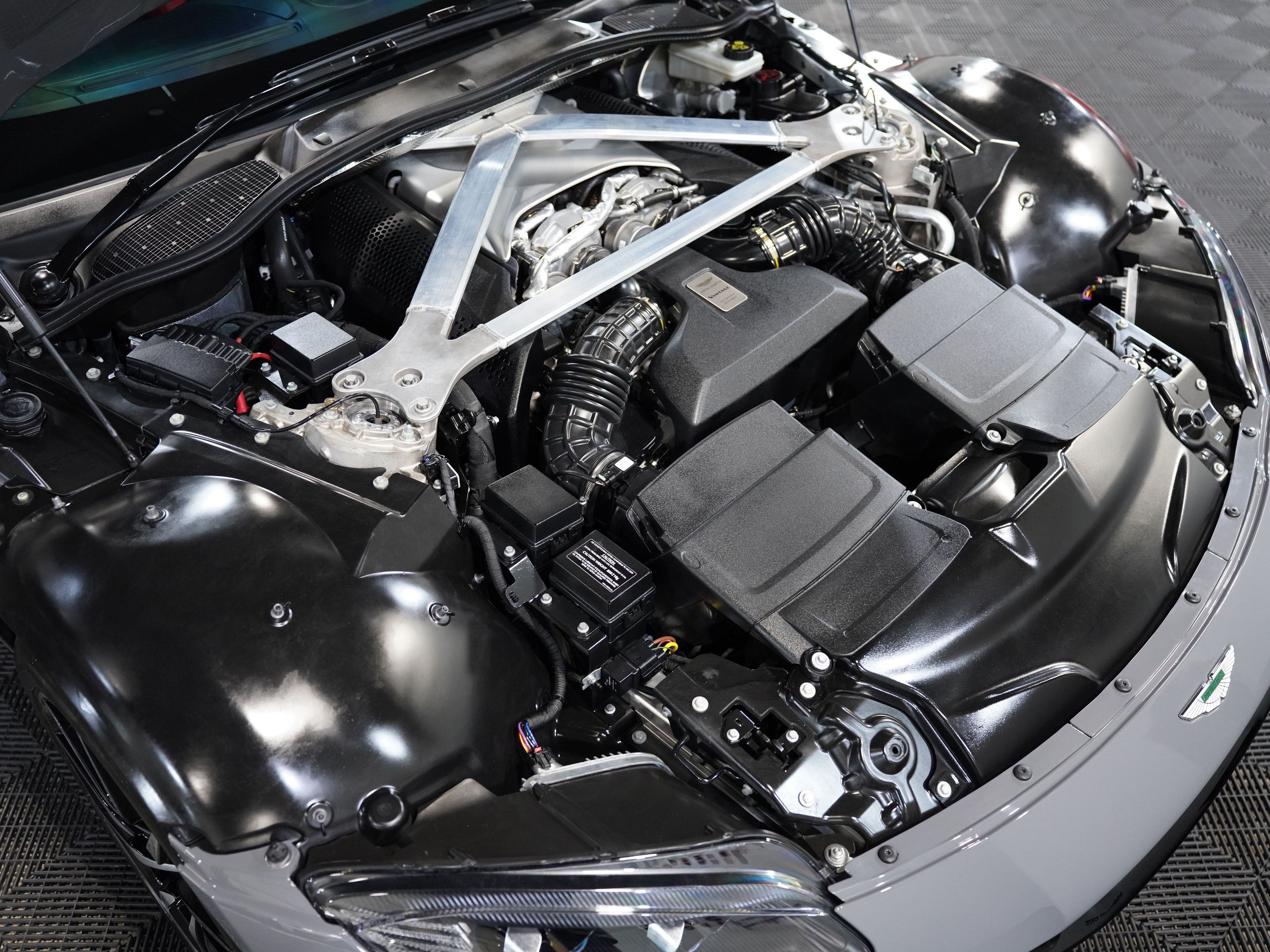 CHINA GREY, 2019 ASTON MARTIN VANTAGE Image 40