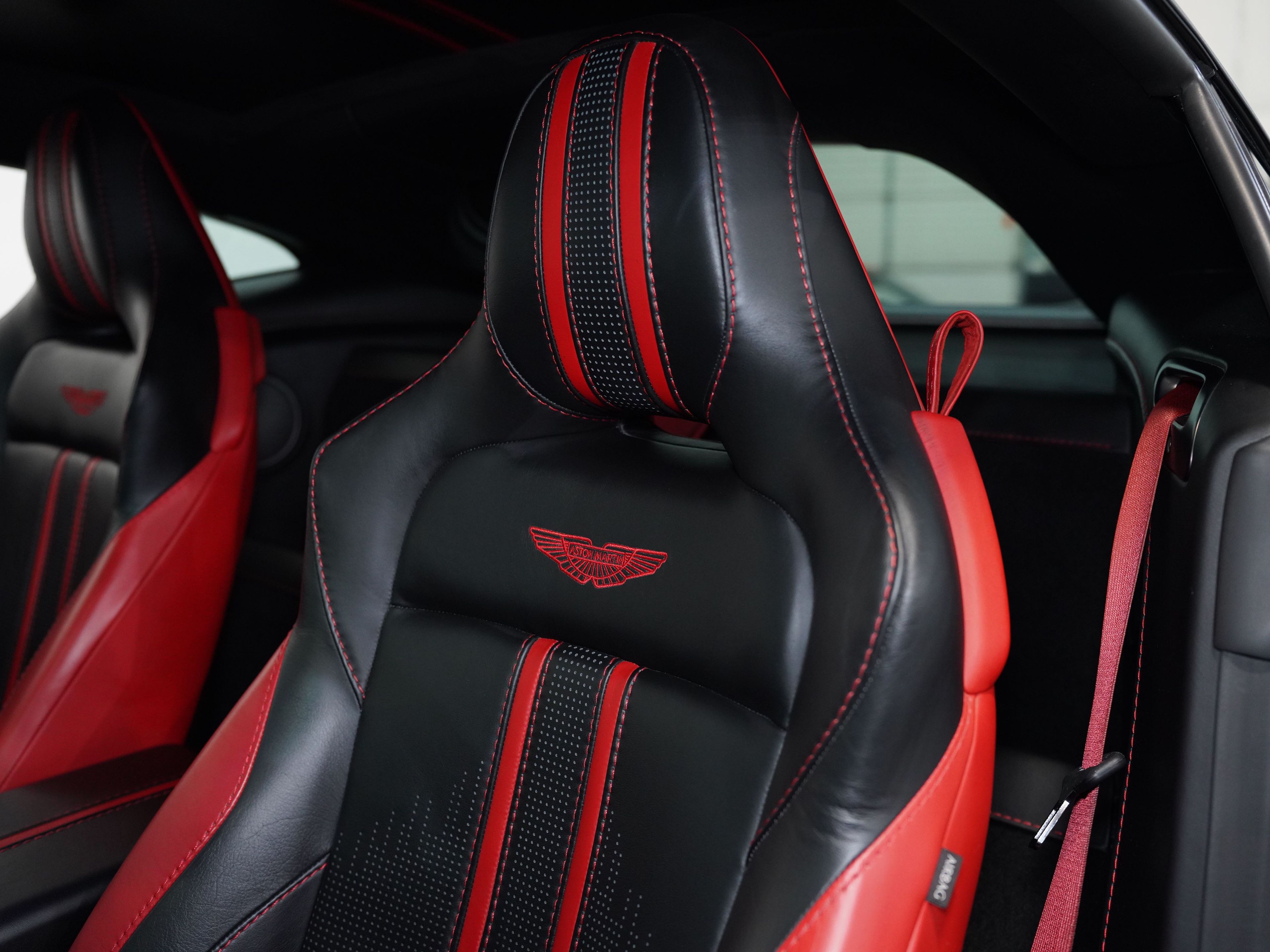 CHINA GREY, 2019 ASTON MARTIN VANTAGE Image 25