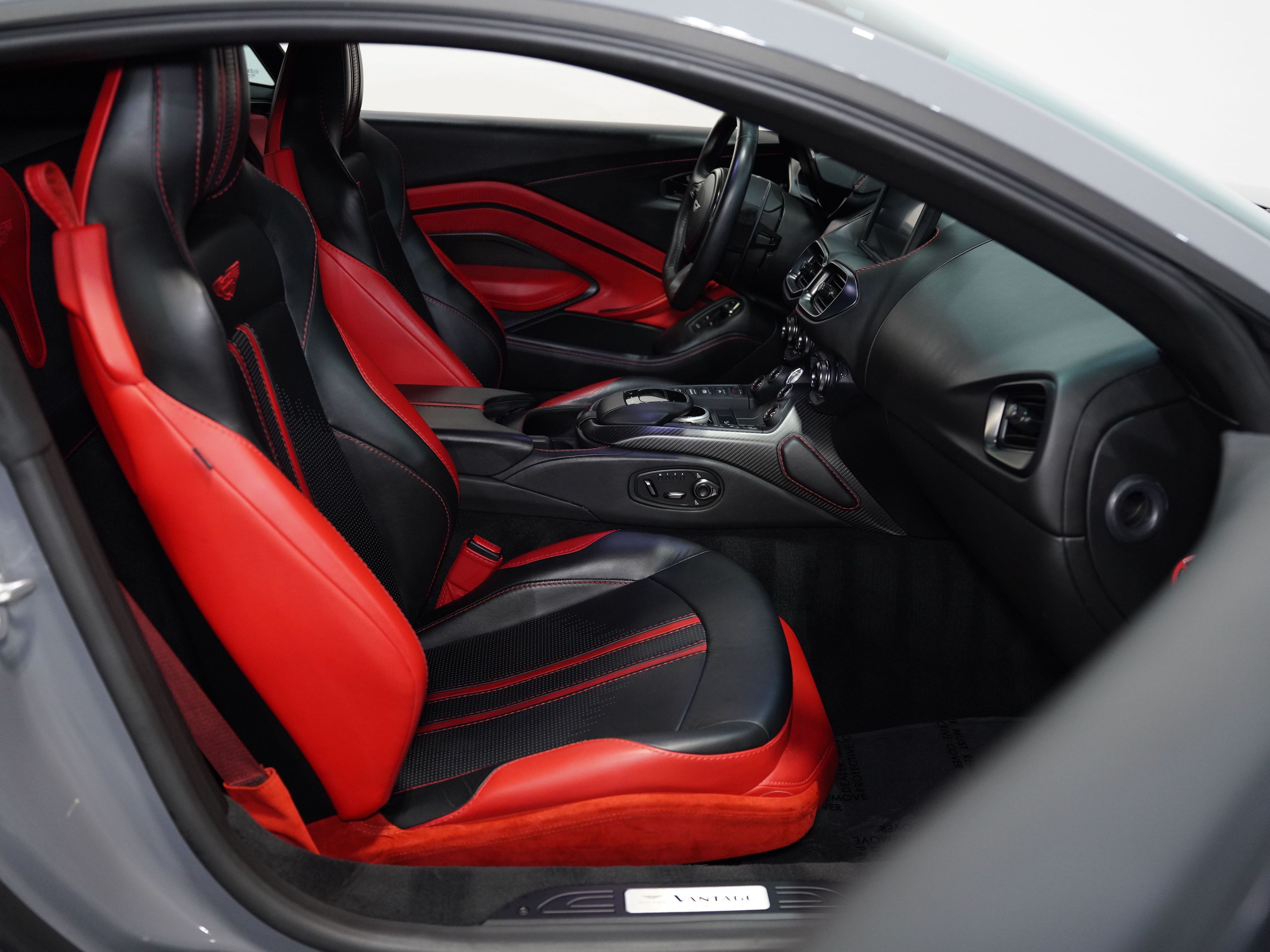 CHINA GREY, 2019 ASTON MARTIN VANTAGE Image 30