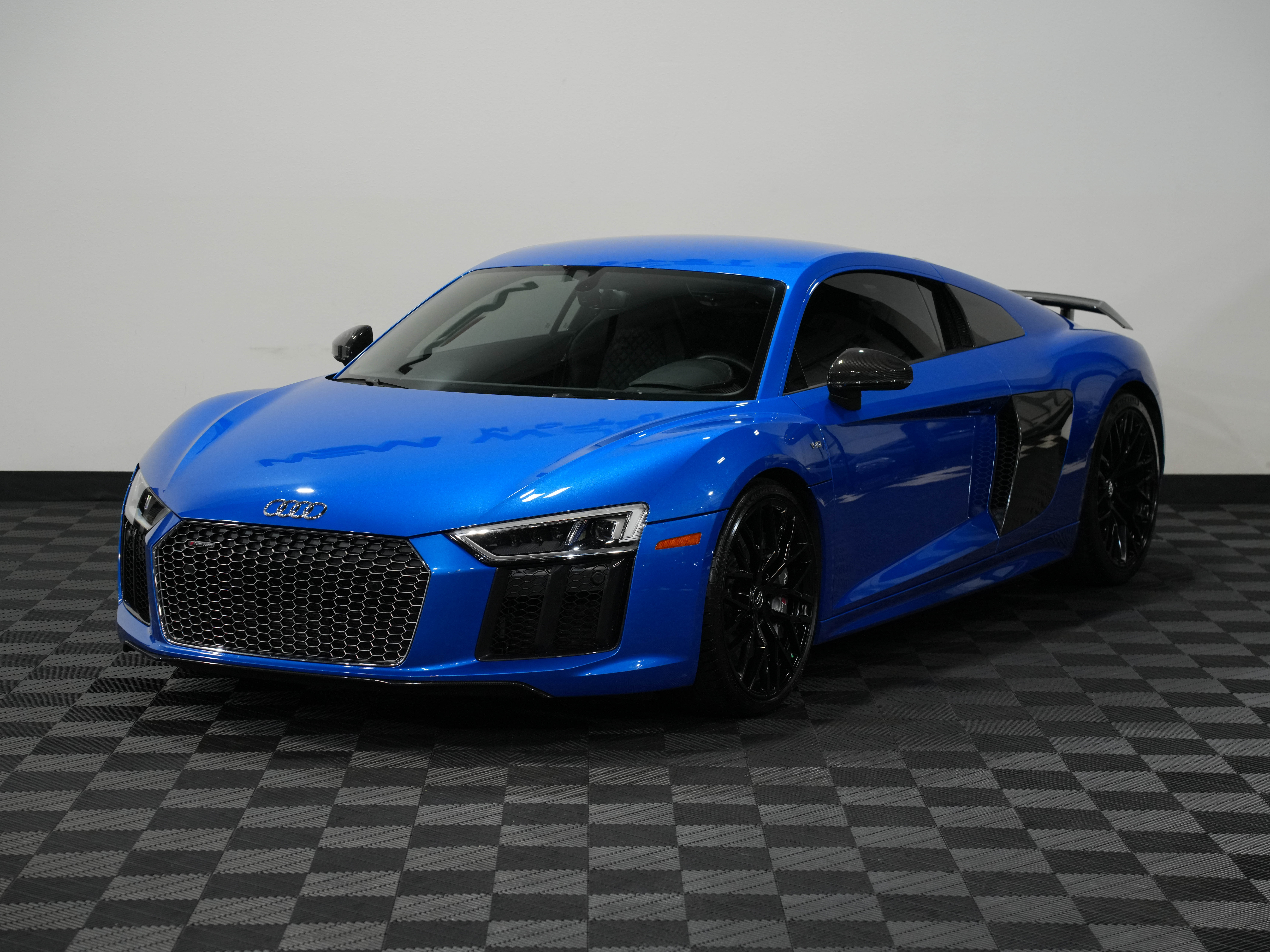 BLUE, 2018 AUDI R8 Image 2