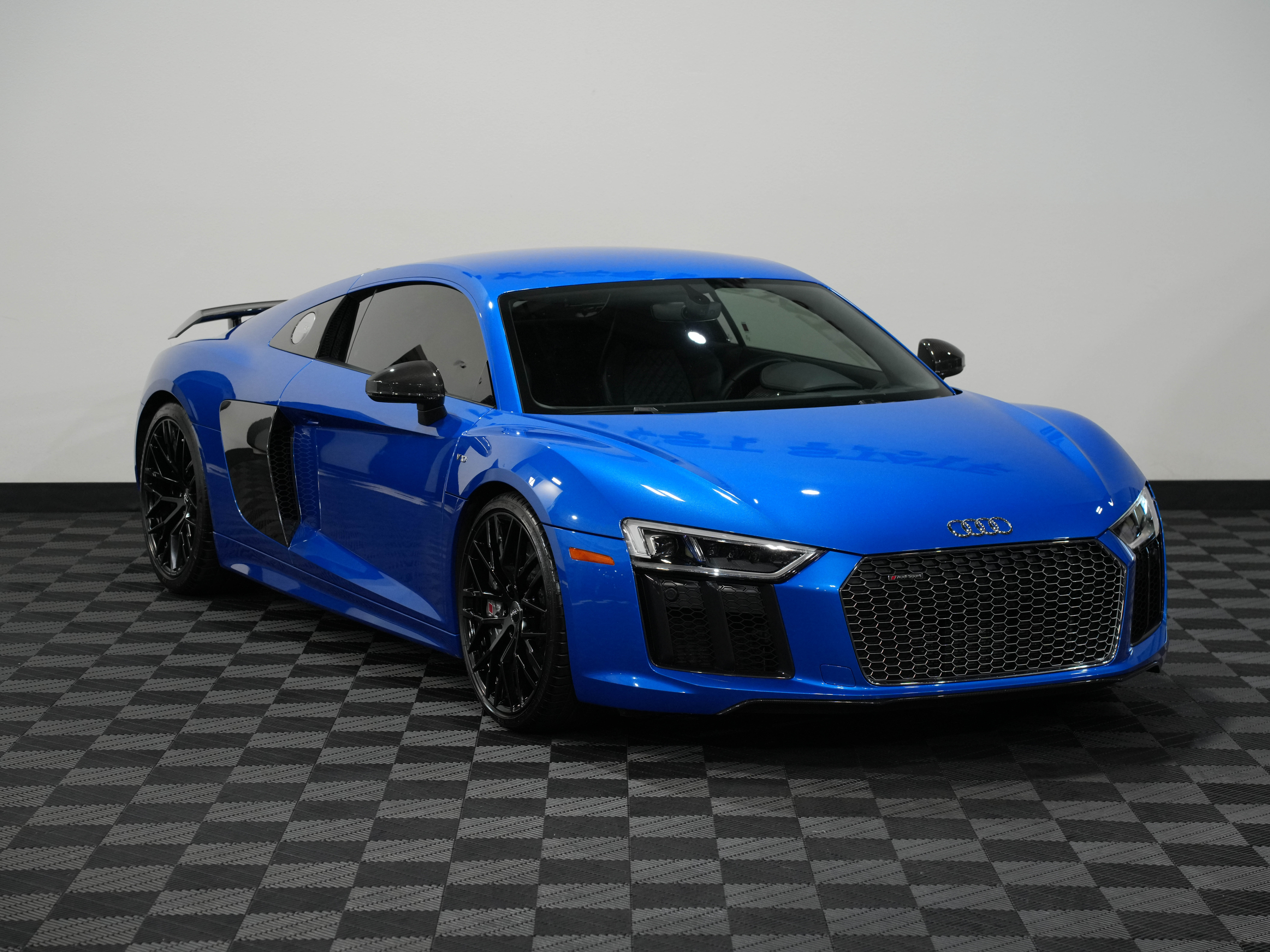BLUE, 2018 AUDI R8 Image 4