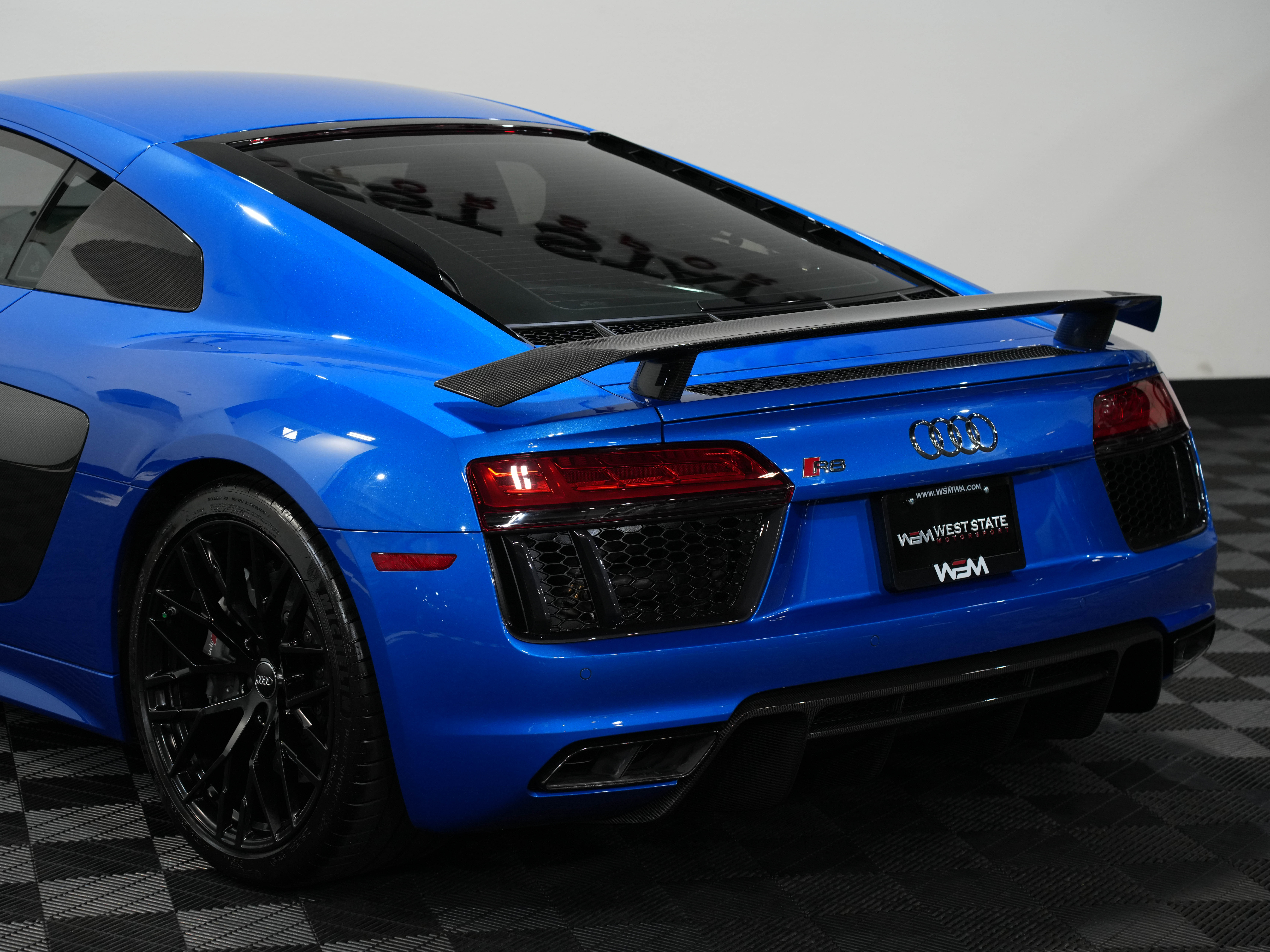 BLUE, 2018 AUDI R8 Image 16