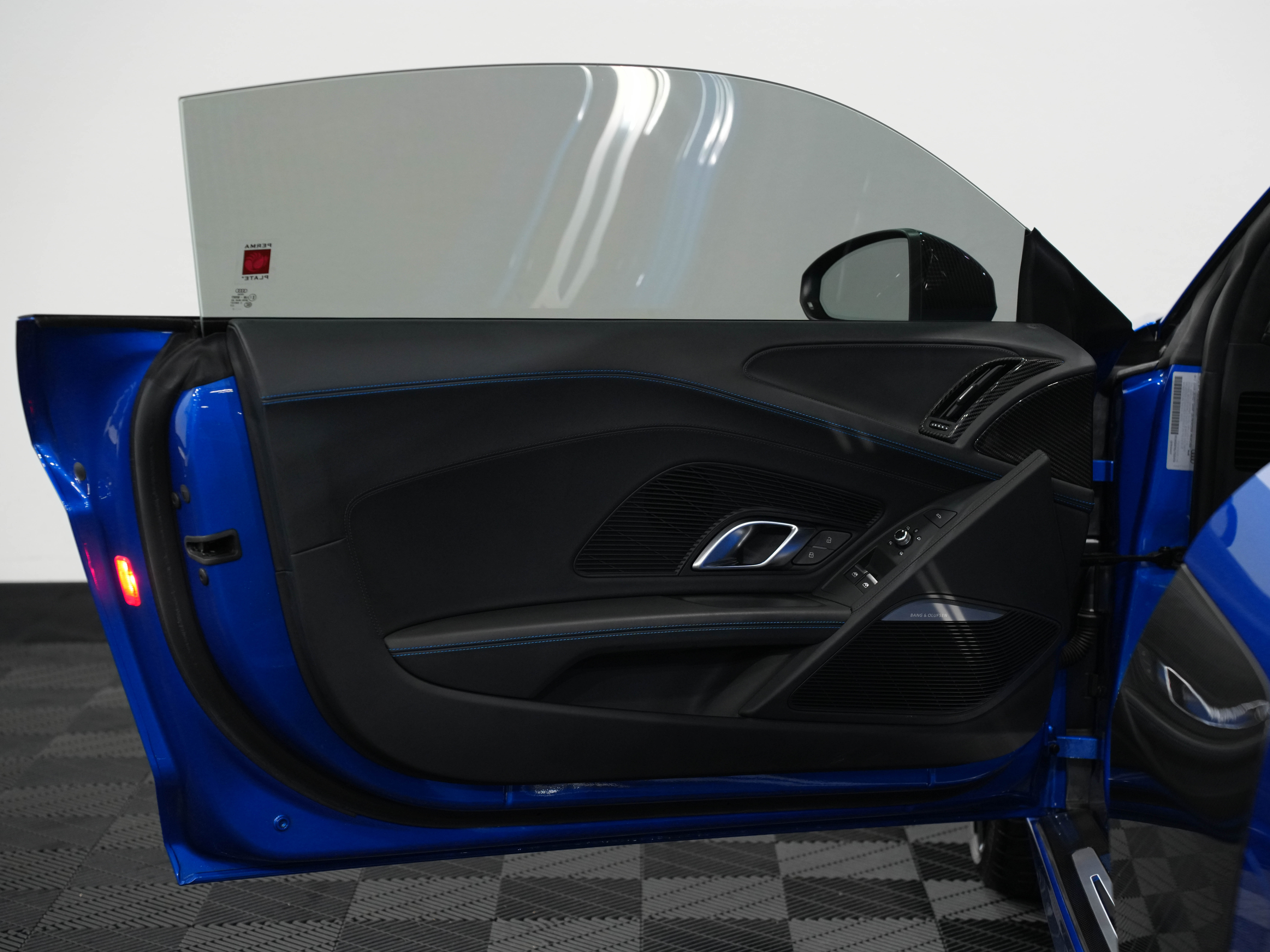 BLUE, 2018 AUDI R8 Image 22