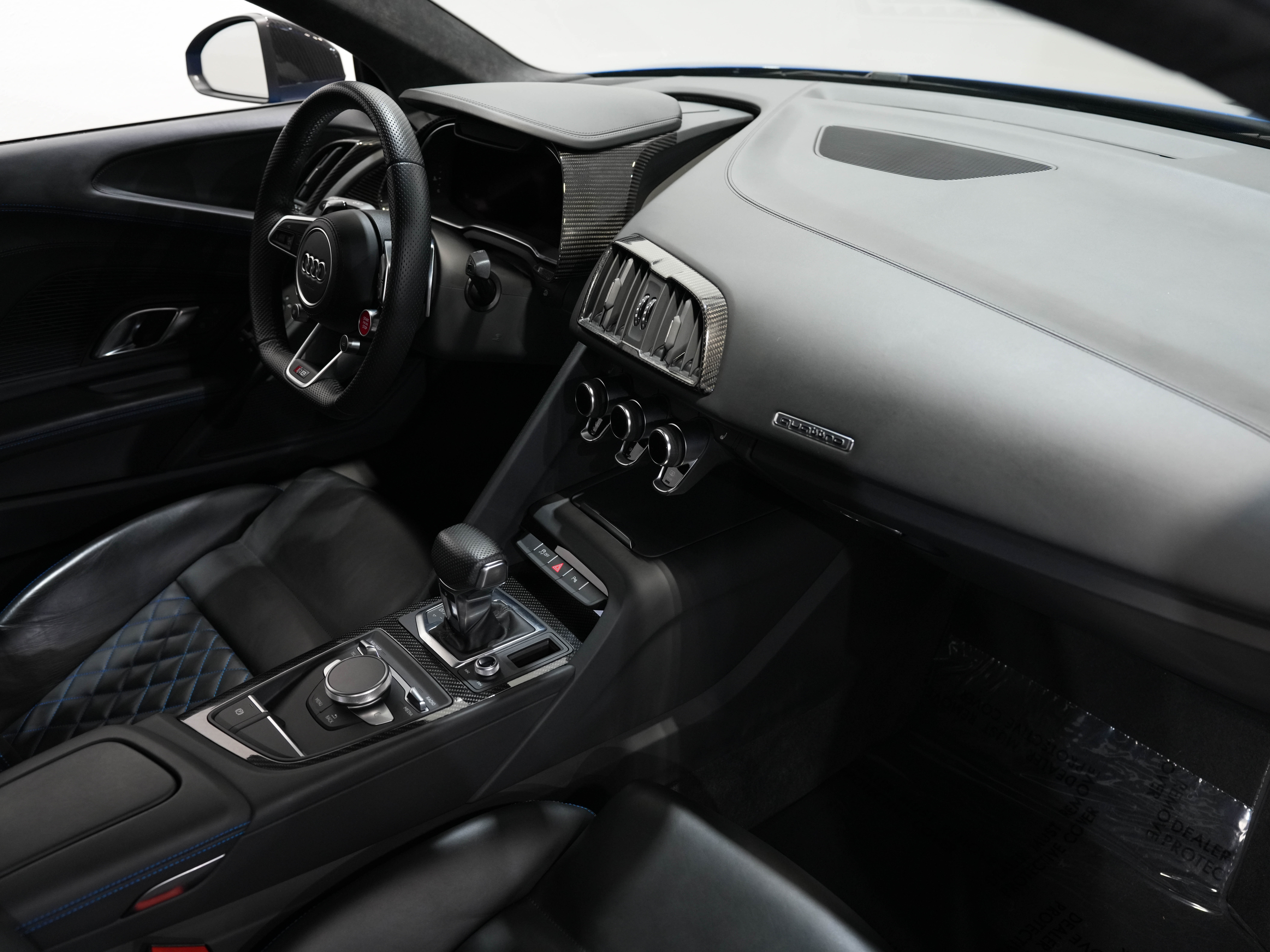 BLUE, 2018 AUDI R8 Image 32