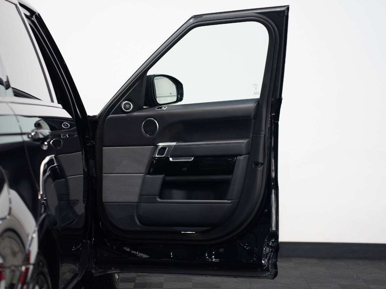 LIGURIAN BLACK W/SVO PREMIUM PALETTE BLACK ULTRA M, 2019 LAND ROVER RANGE ROVER SPORT Image 24