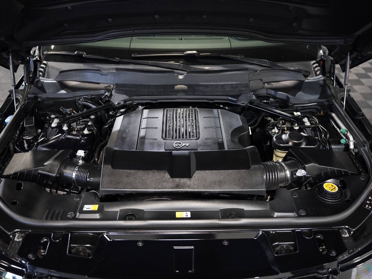 LIGURIAN BLACK W/SVO PREMIUM PALETTE BLACK ULTRA M, 2019 LAND ROVER RANGE ROVER SPORT Image 54