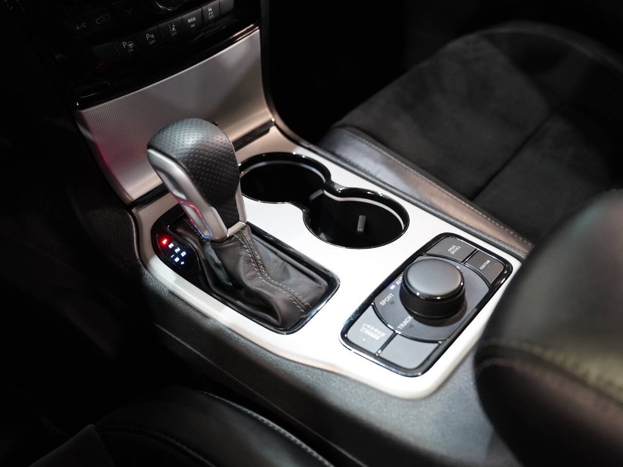 DIAMOND BLACK CRYSTAL PEARL, 2020 JEEP GRAND CHEROKEE Image 49