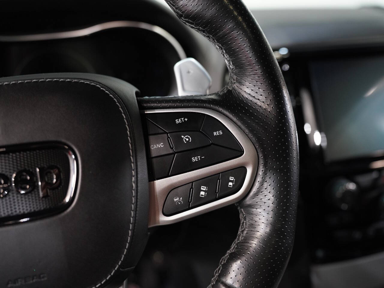 DIAMOND BLACK CRYSTAL PEARL, 2020 JEEP GRAND CHEROKEE Image 44