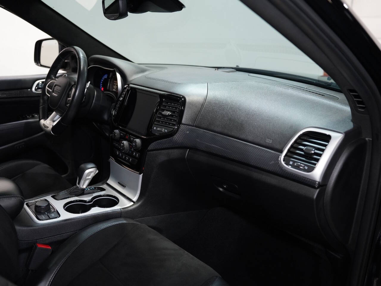 DIAMOND BLACK CRYSTAL PEARL, 2020 JEEP GRAND CHEROKEE Image 36