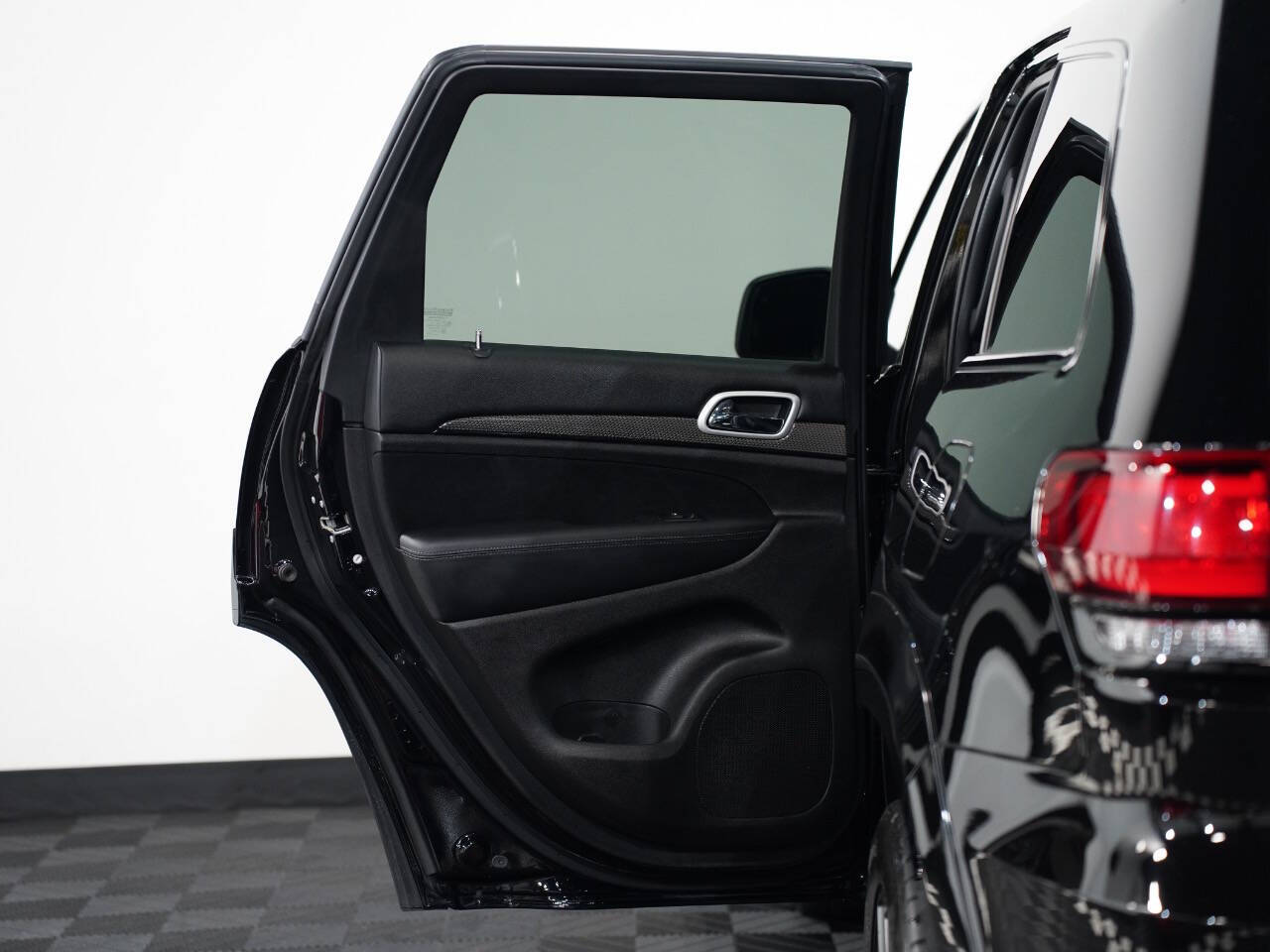 DIAMOND BLACK CRYSTAL PEARL, 2020 JEEP GRAND CHEROKEE Image 28