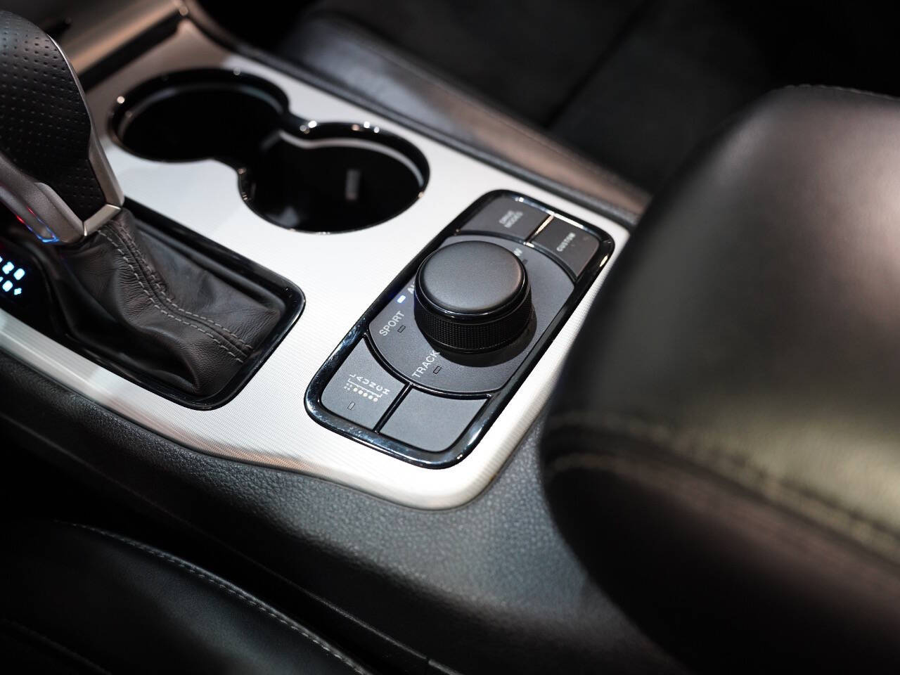 DIAMOND BLACK CRYSTAL PEARL, 2020 JEEP GRAND CHEROKEE Image 51