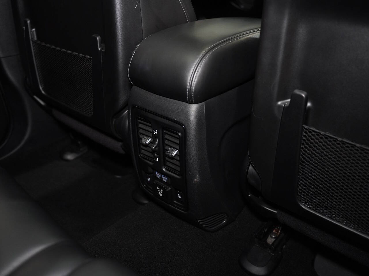 DIAMOND BLACK CRYSTAL PEARL, 2020 JEEP GRAND CHEROKEE Image 41