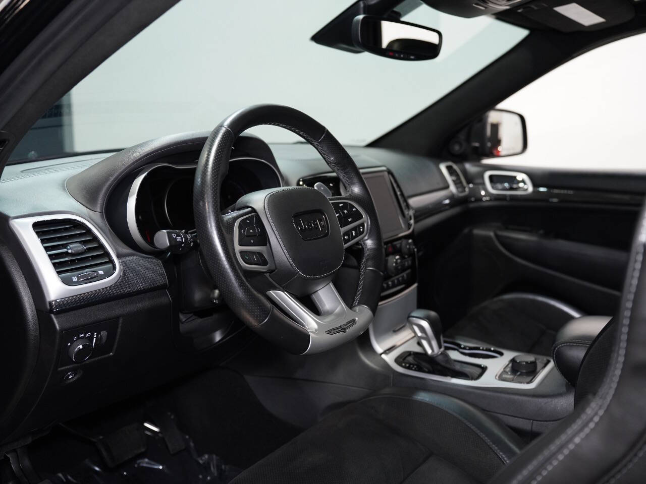 DIAMOND BLACK CRYSTAL PEARL, 2020 JEEP GRAND CHEROKEE Image 33