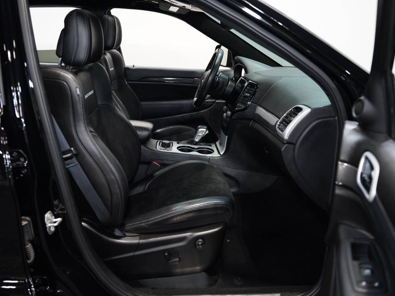 DIAMOND BLACK CRYSTAL PEARL, 2020 JEEP GRAND CHEROKEE Image 35