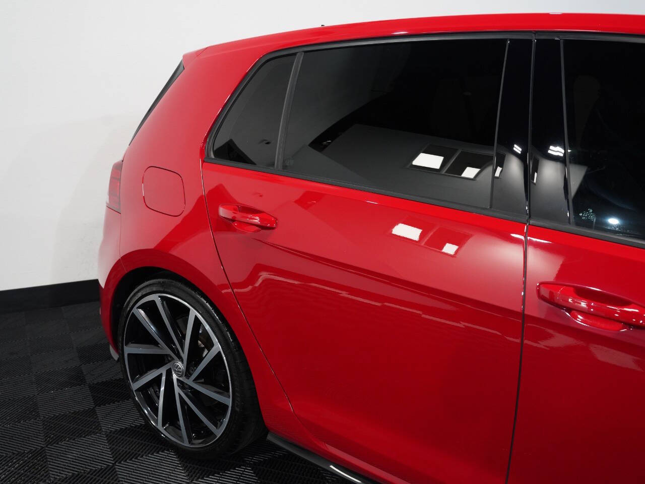 TORNADO RED, 2019 VOLKSWAGEN GOLF R Image 14