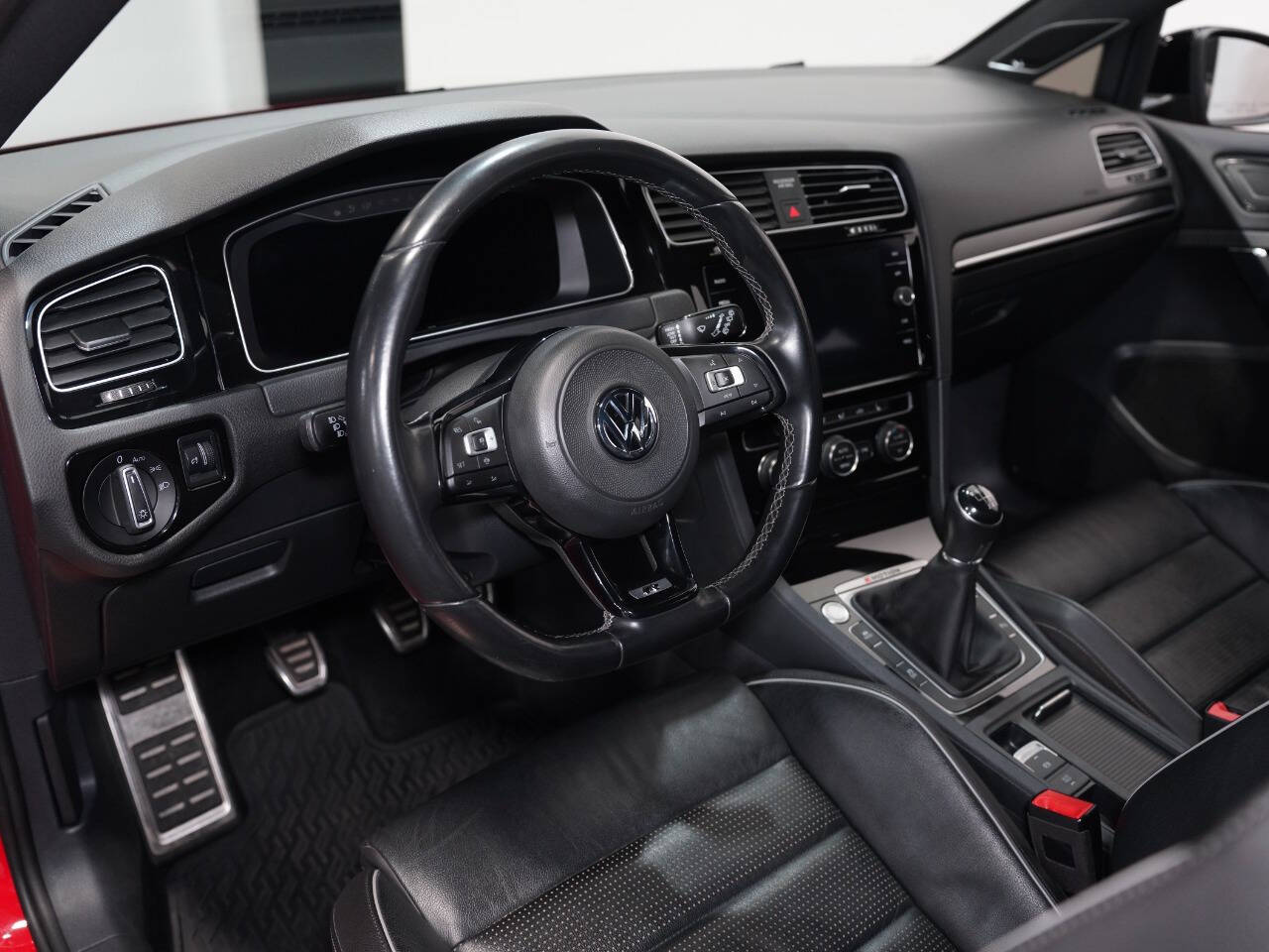 TORNADO RED, 2019 VOLKSWAGEN GOLF R Image 31
