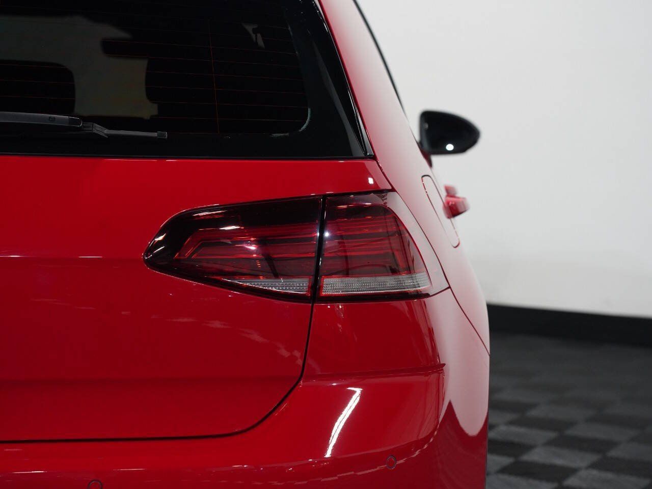 TORNADO RED, 2019 VOLKSWAGEN GOLF R Image 16