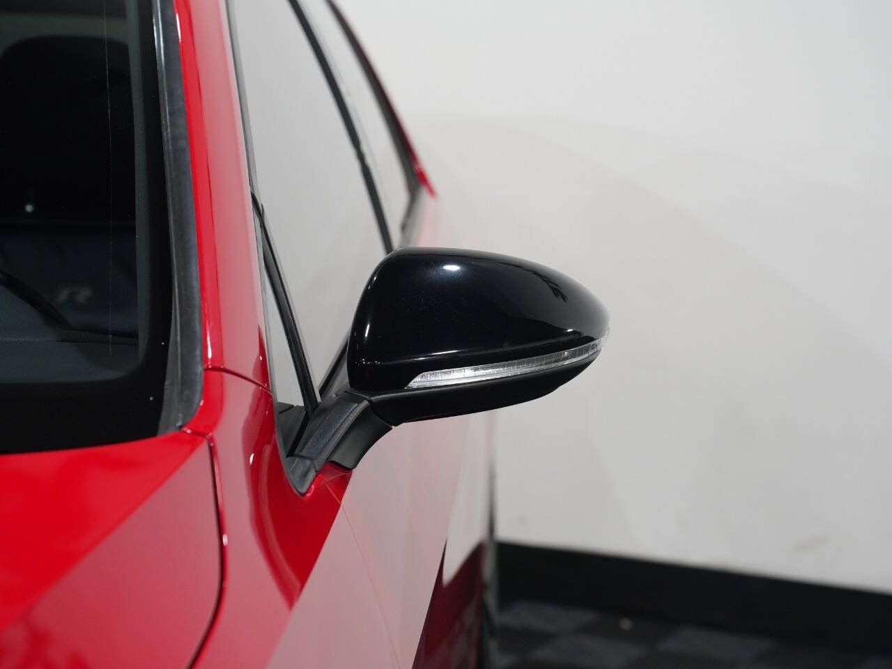 TORNADO RED, 2019 VOLKSWAGEN GOLF R Image 11