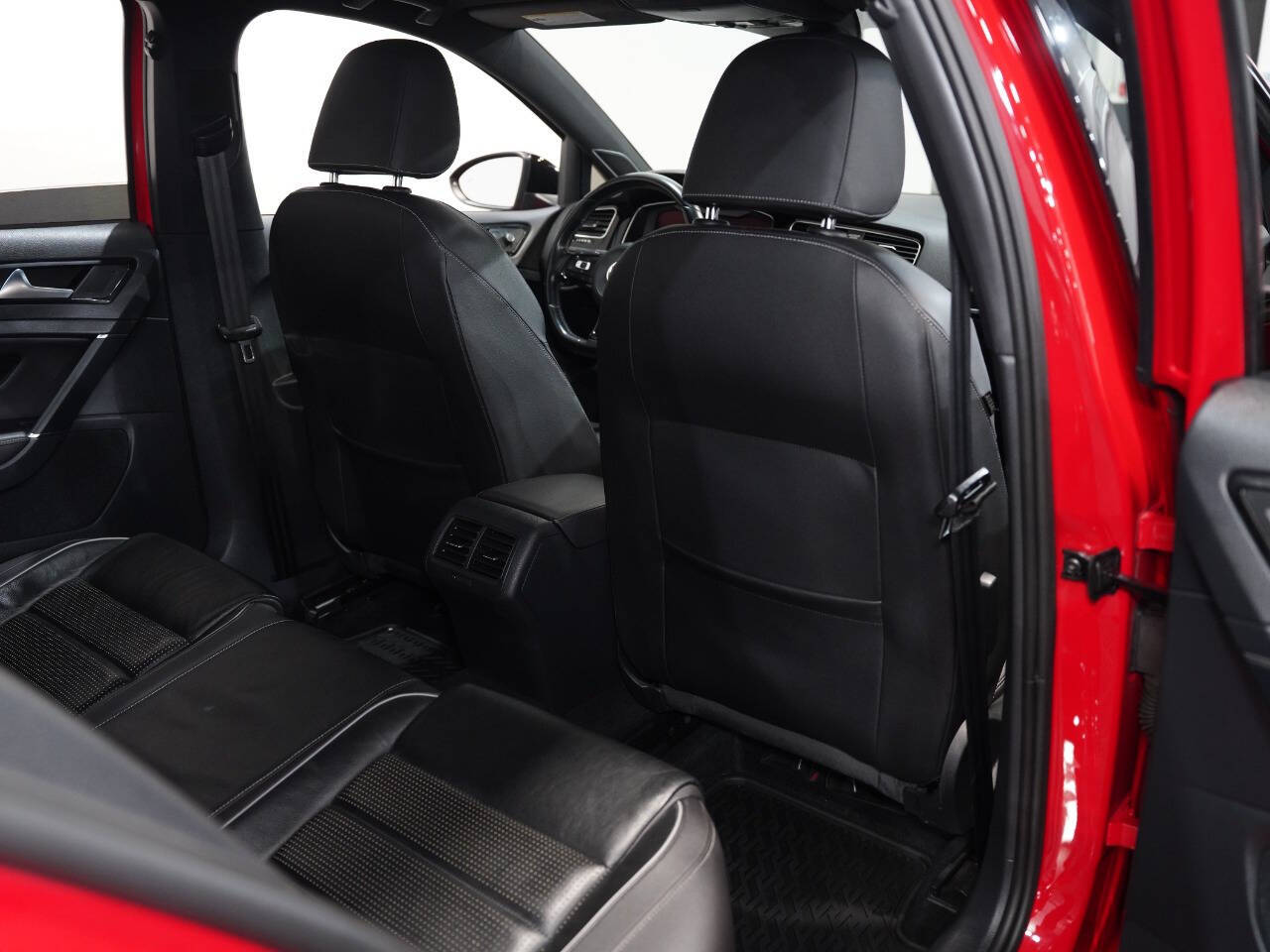 TORNADO RED, 2019 VOLKSWAGEN GOLF R Image 36
