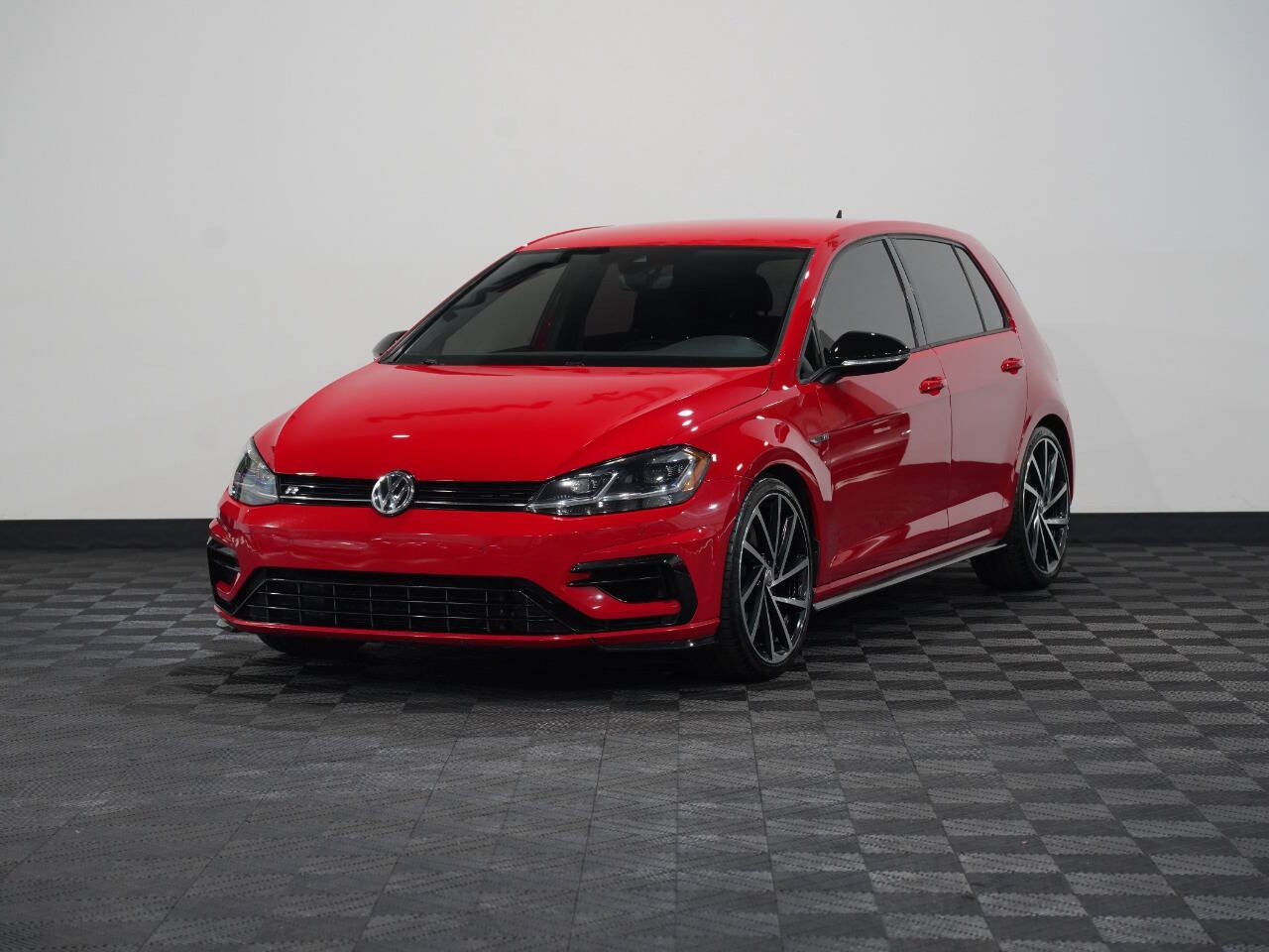TORNADO RED, 2019 VOLKSWAGEN GOLF R Image 3