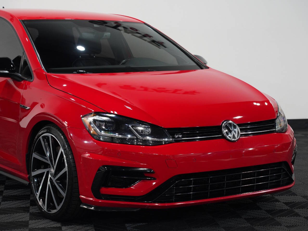 TORNADO RED, 2019 VOLKSWAGEN GOLF R Image 9