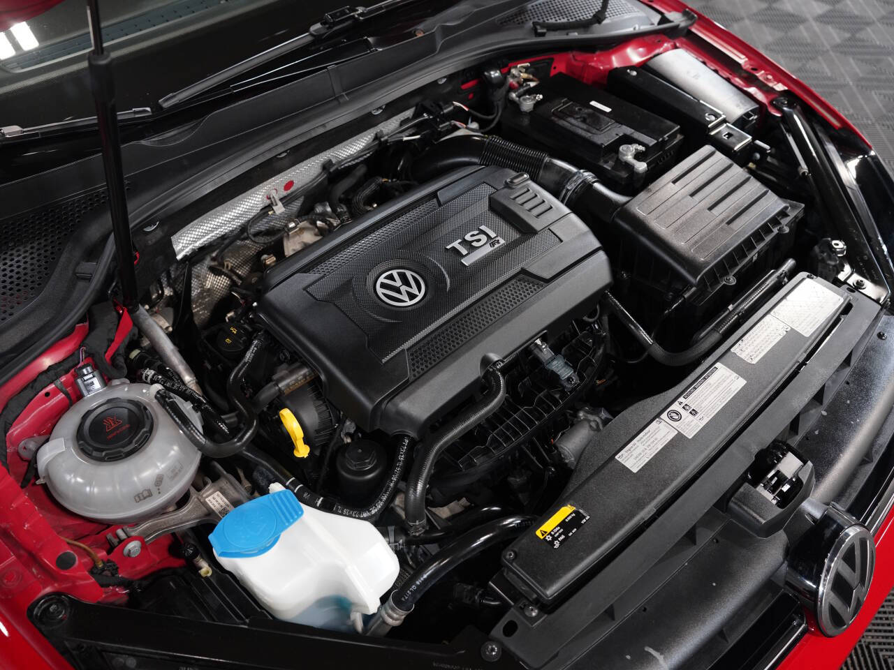 TORNADO RED, 2019 VOLKSWAGEN GOLF R Image 49