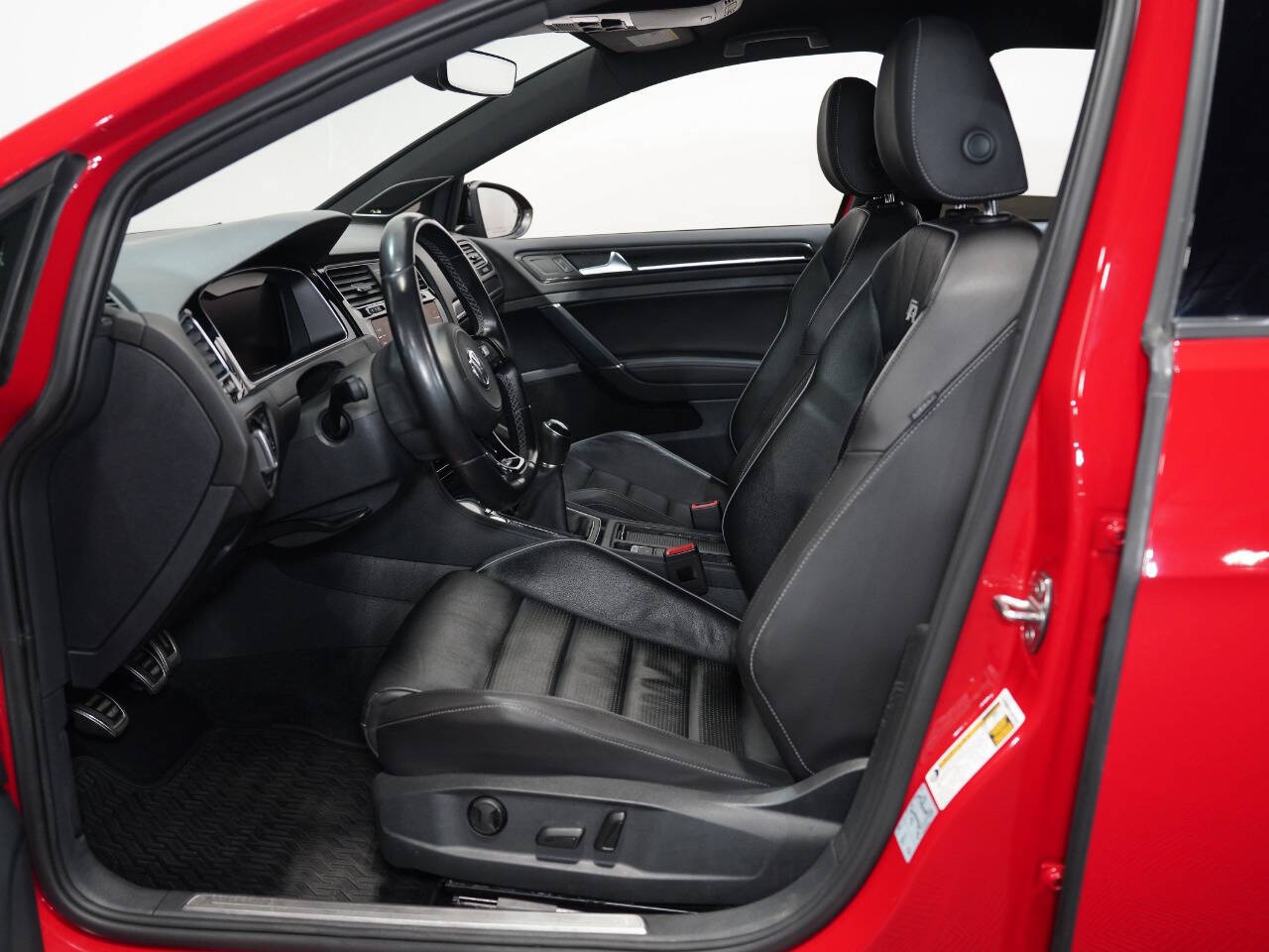 TORNADO RED, 2019 VOLKSWAGEN GOLF R Image 30