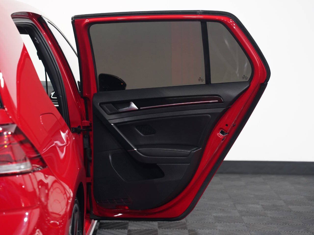 TORNADO RED, 2019 VOLKSWAGEN GOLF R Image 24