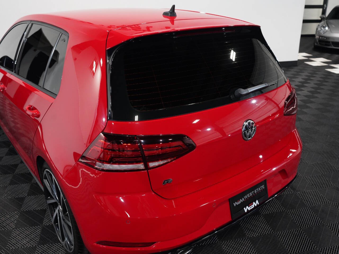 TORNADO RED, 2019 VOLKSWAGEN GOLF R Image 18