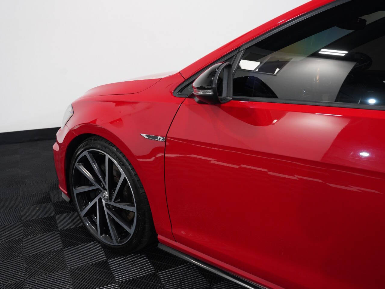TORNADO RED, 2019 VOLKSWAGEN GOLF R Image 19