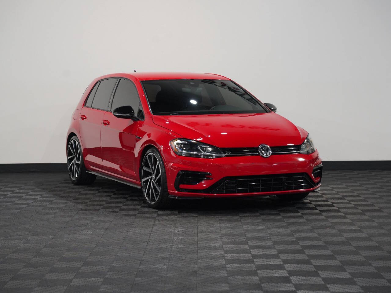 TORNADO RED, 2019 VOLKSWAGEN GOLF R Image 5