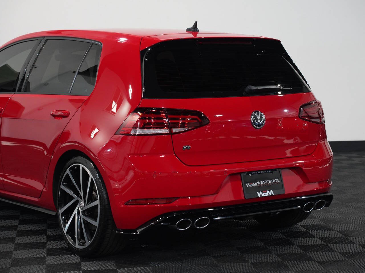 TORNADO RED, 2019 VOLKSWAGEN GOLF R Image 15