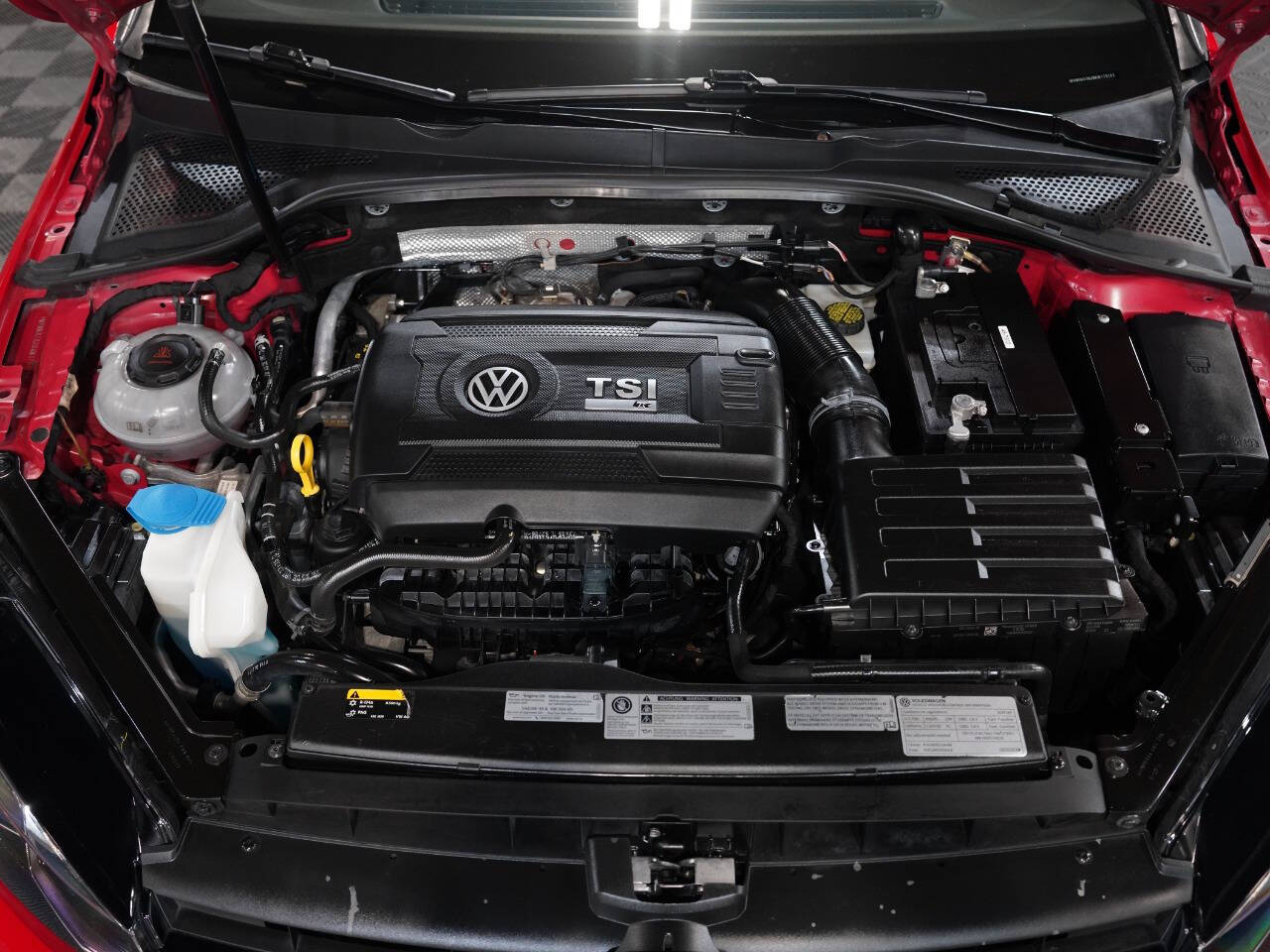 TORNADO RED, 2019 VOLKSWAGEN GOLF R Image 50