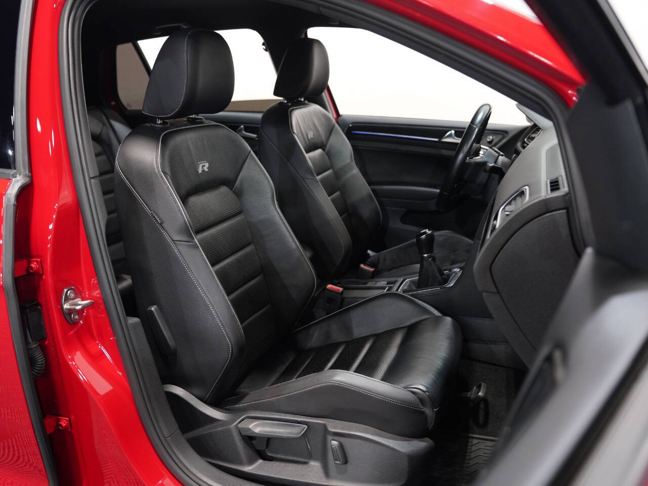 TORNADO RED, 2019 VOLKSWAGEN GOLF R Image 32