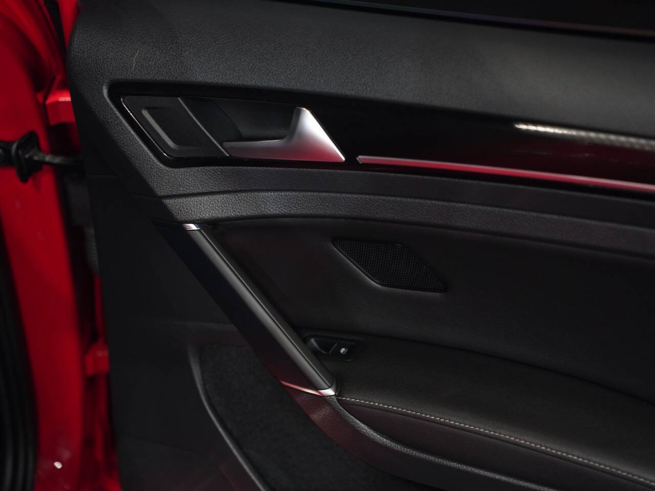 TORNADO RED, 2019 VOLKSWAGEN GOLF R Image 25