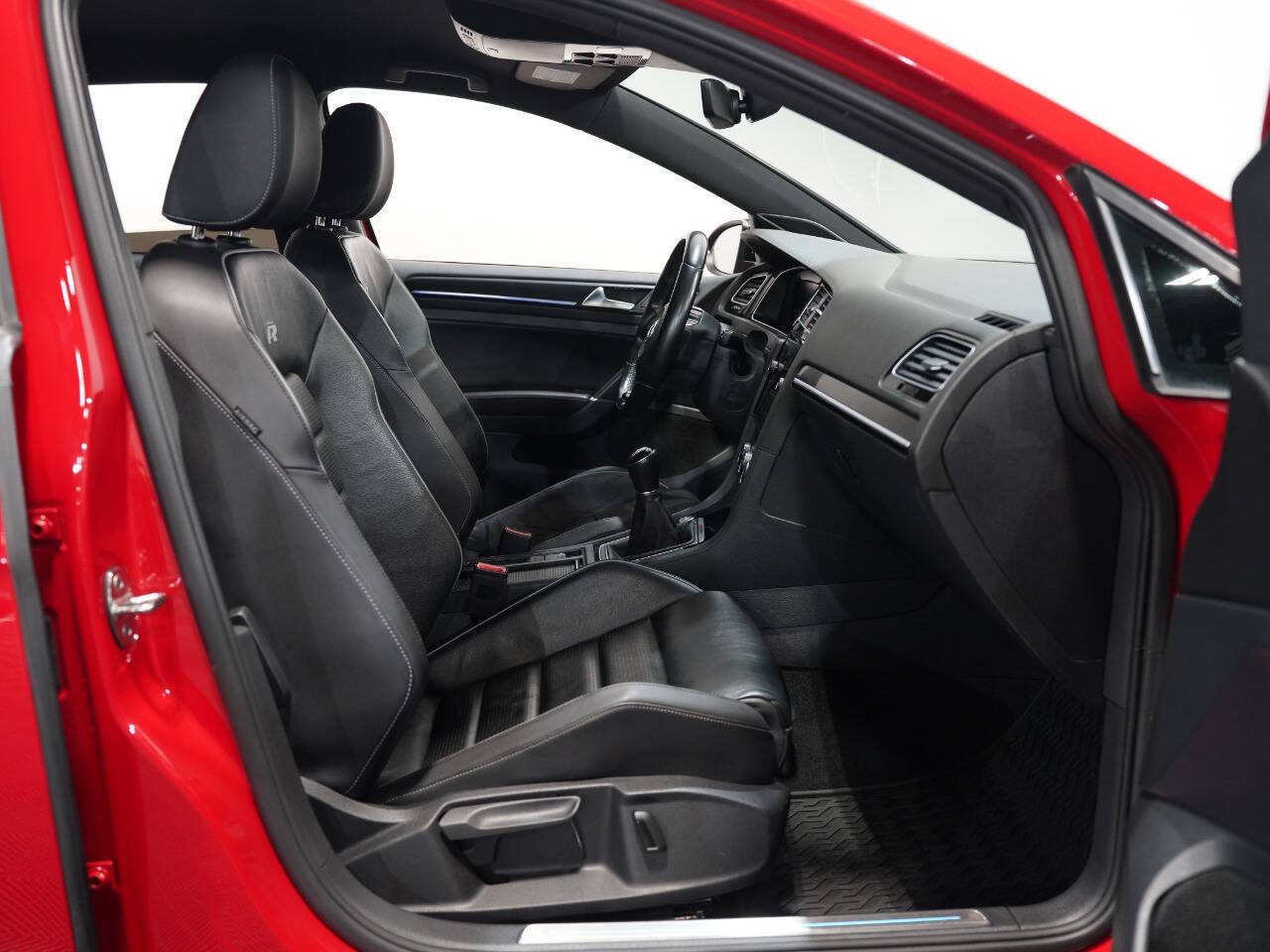 TORNADO RED, 2019 VOLKSWAGEN GOLF R Image 33