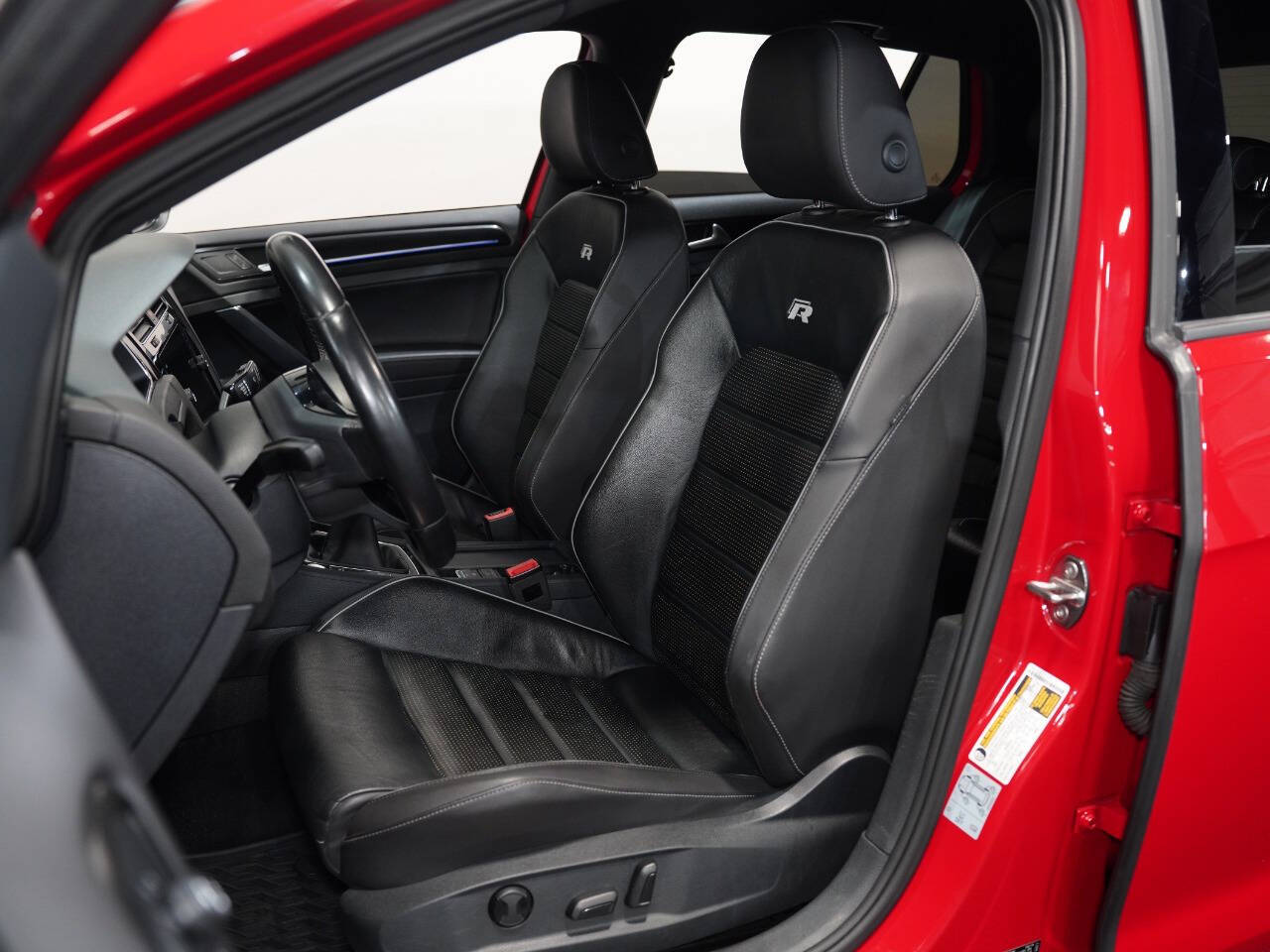 TORNADO RED, 2019 VOLKSWAGEN GOLF R Image 29