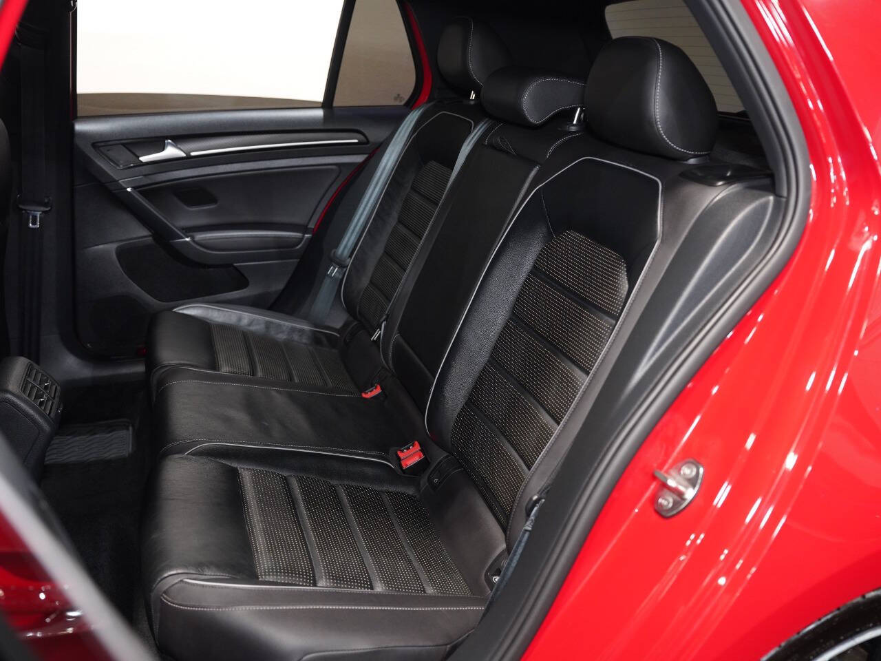 TORNADO RED, 2019 VOLKSWAGEN GOLF R Image 37