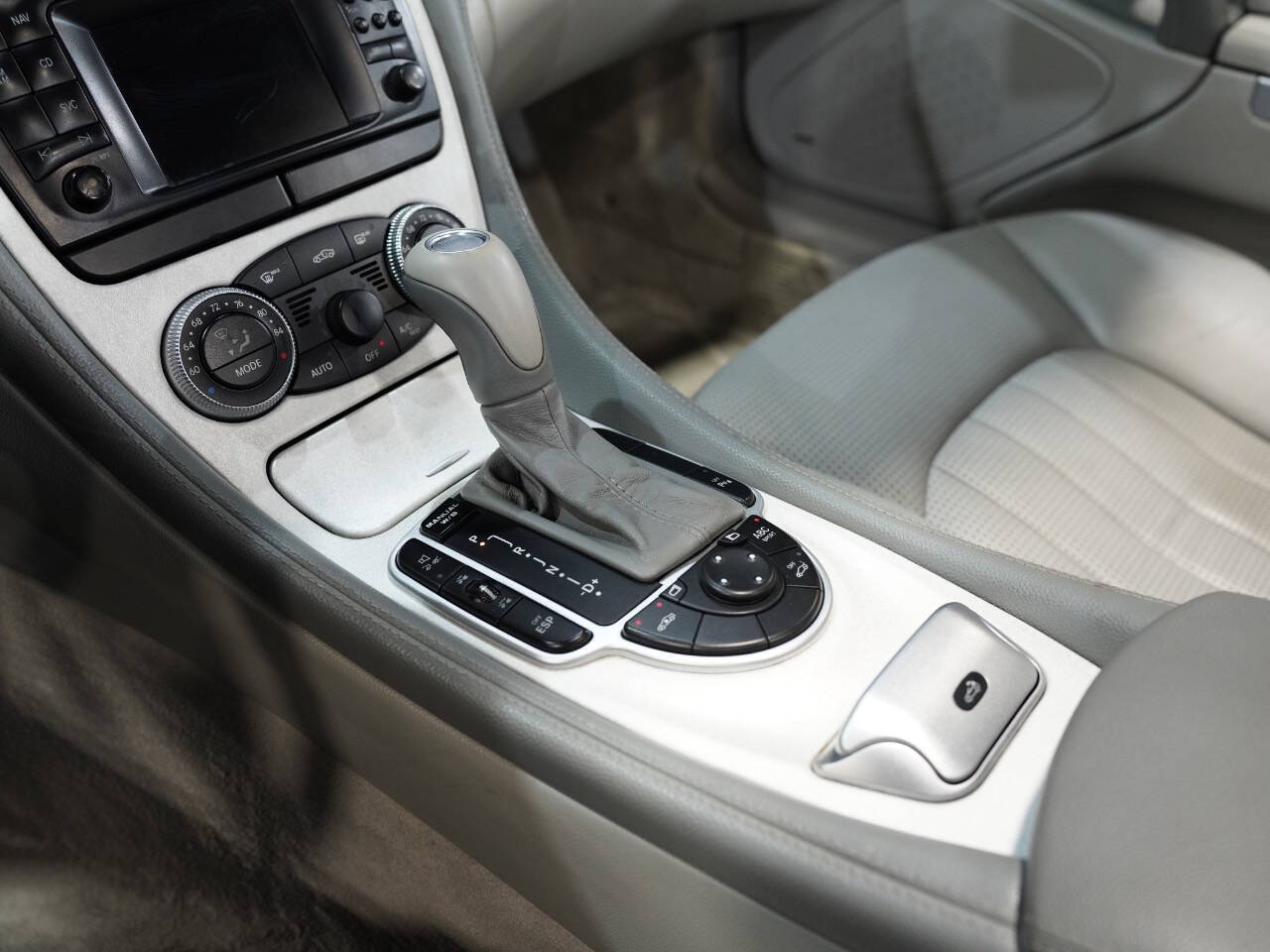 BRILLIANT SILVER METALLIC, 2003 MERCEDES-BENZ SL-CLASS Image 40