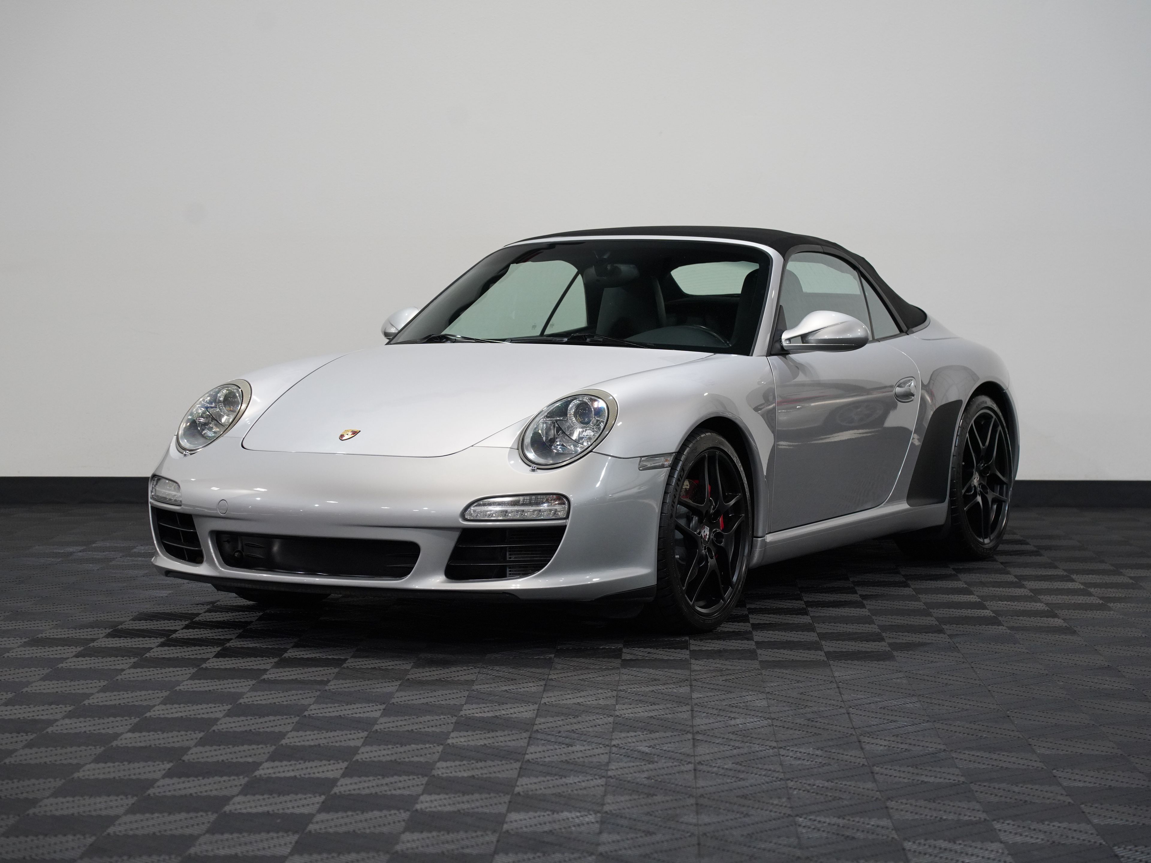 ARCTIC SILVER METALLIC, 2011 PORSCHE 911 Image 4