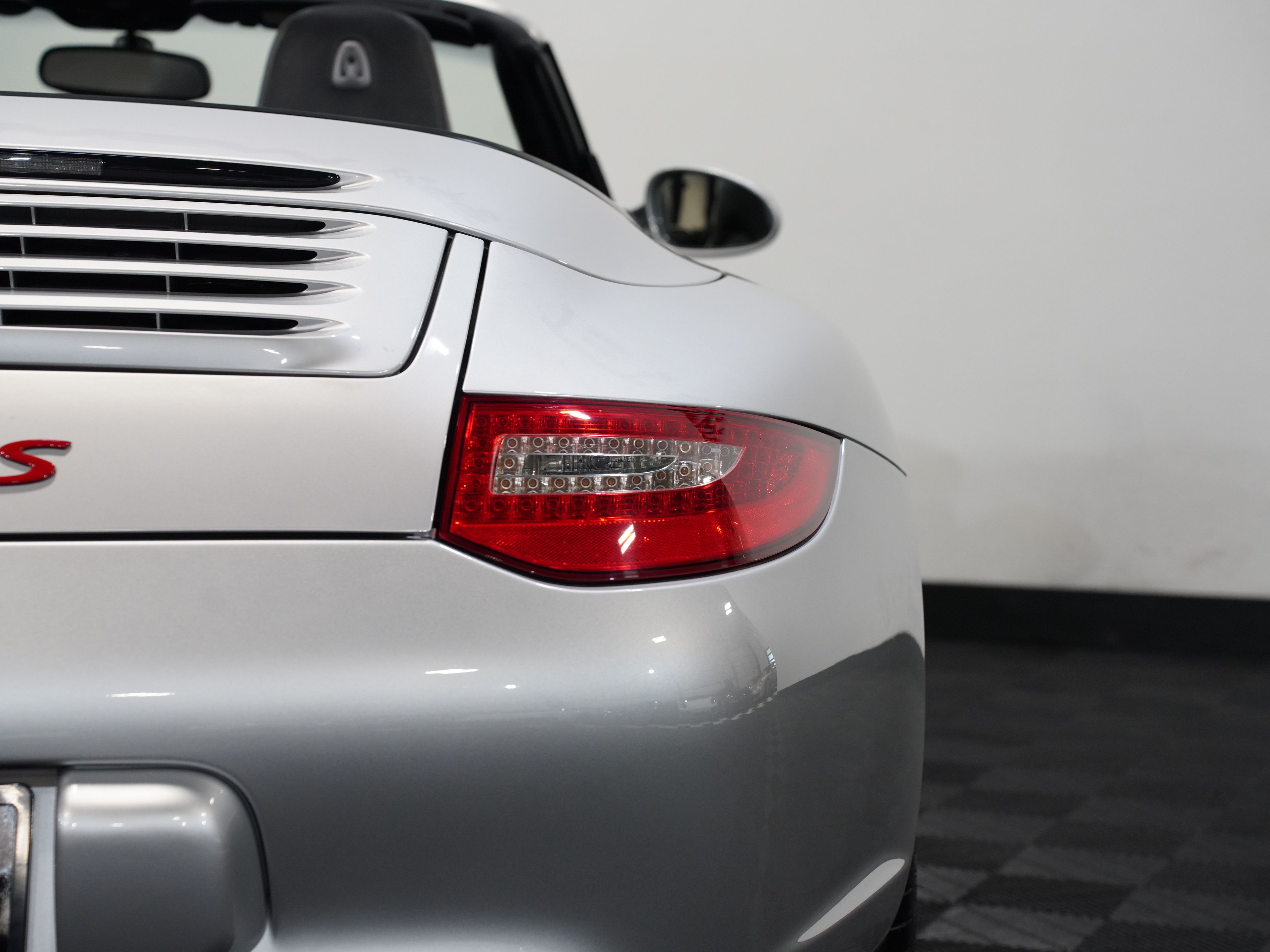 ARCTIC SILVER METALLIC, 2011 PORSCHE 911 Image 16
