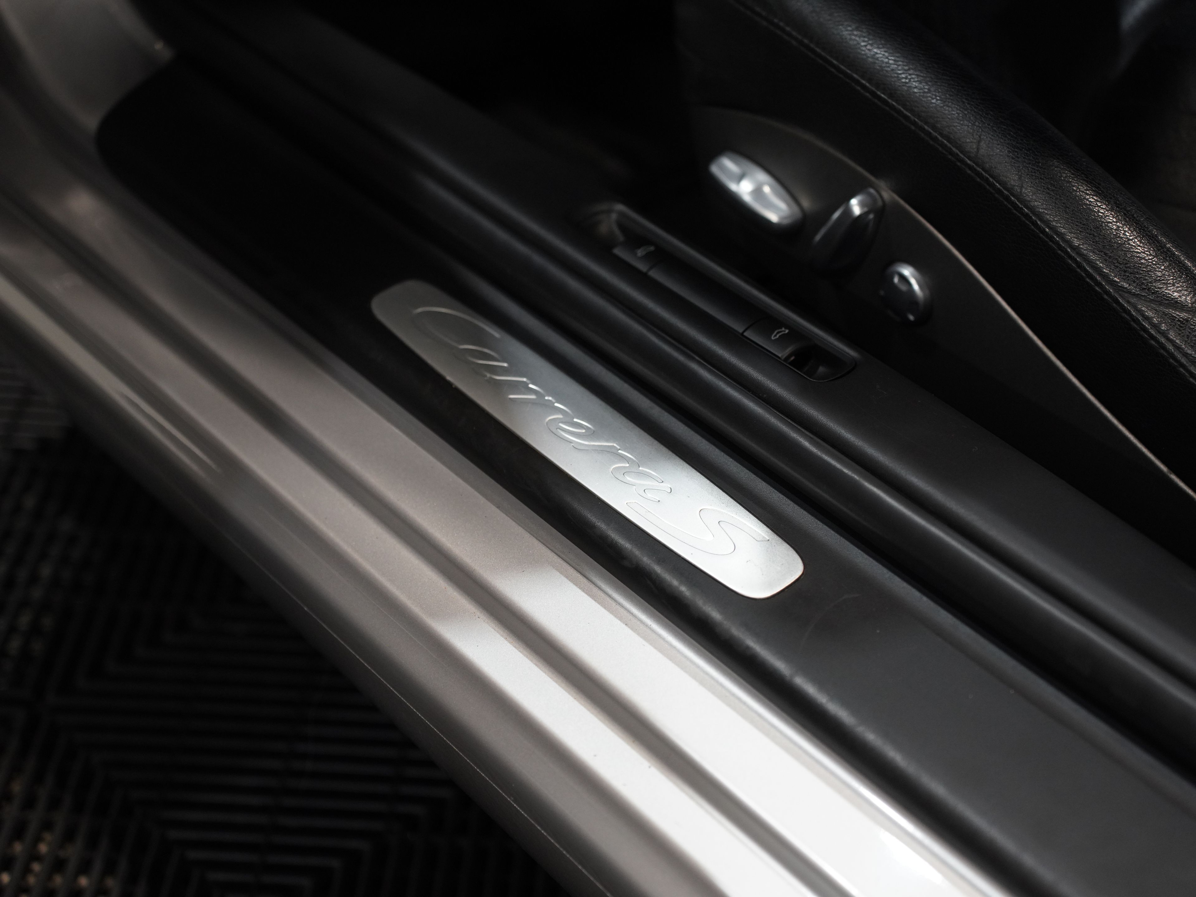 ARCTIC SILVER METALLIC, 2011 PORSCHE 911 Image 26